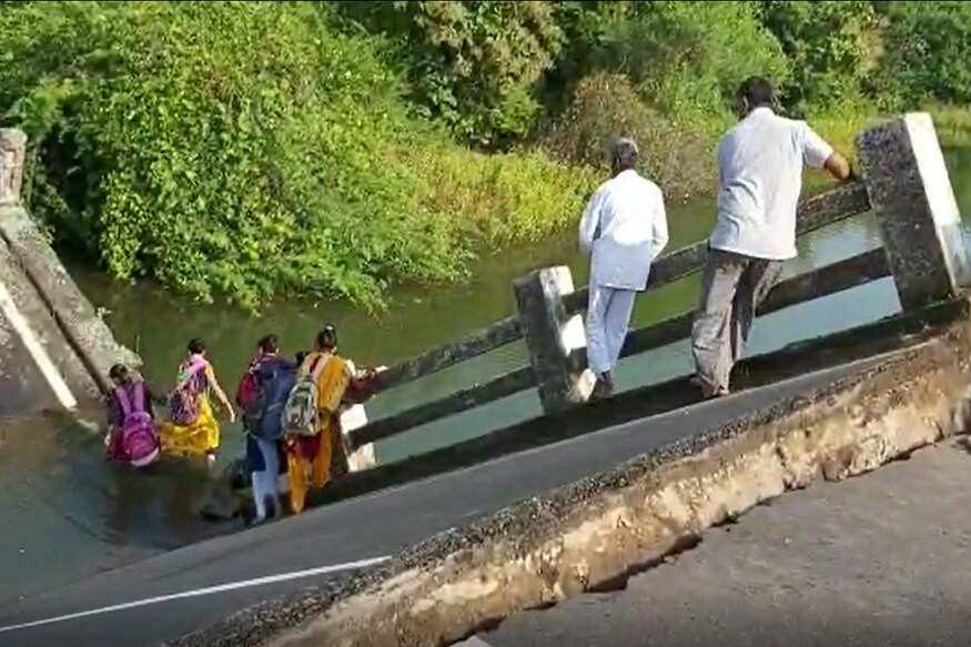માલણકા પાસેનો પુલ ધરાશાયી થવાનાં કારણે સાસણ જવાનો માર્ગ સંપુર્ણ બંધ થઇ ગયો છે. સુત્રોનું માન્યે તો એક માસ સુધી આ પુલ રીપેર થઇ શકે તેમ નથી. કારણ કે અહીં પાણીનો ભરાવો એટલો છે કે, નવો પુલ બનાવવો અથવા તો અહીં ડાયર્વઝન બનાવવું મુશ્કેલ છે. માલણકા પાસેનો પુલ ધરાશાયી થવાનાં કારણે સાસણ જવાનો માર્ગ સંપુર્ણ બંધ થઇ ગયો છે. સુત્રોનું માન્યે તો એક માસ સુધી આ પુલ રીપેર થઇ શકે તેમ નથી. કારણ કે અહીં પાણીનો ભરાવો એટલો છે કે, નવો પુલ બનાવવો અથવા તો અહીં ડાયર્વઝન બનાવવું મુશ્કેલ છે.