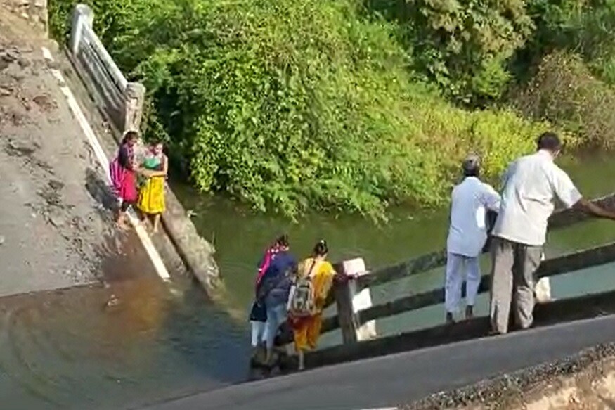 અતુલ વ્યાસ, જૂનાગઢ : જૂનાગઢનાં (Junagadh) મેંદરડાથી 12 કિલોમીટર દૂર આવેલા માલણકા ગામ પાસેનો સાબલીયા પુલ ચાર દિવસ પહેલા એટલે 6 ઓક્ટોબરે સાંજે એકાએક ધરાસાઈ થઈ પડયો હતો. જે પુલ ઉપરથી પસાર થતી ત્રણ કાર ધડાકાભેર પુલની સાથે જ નીચે ખાબકતા તેમાં બેઠેલા બાળકો સહિત 10 જેટલી વ્યક્તિઓ ફ્સાઈ પડયા હતા. જે બાદ મેંદરડા -સાસણ રોડ બંધ કરી દેવામાં આવ્યો છે. આ ઉપરાંત પણ વિદ્યાર્થીઓ જીવનાં જોખમે આ તૂટેલો બ્રિજ પસાર કરી રહ્યાં છે. અતુલ વ્યાસ, જૂનાગઢ : જૂનાગઢનાં (Junagadh) મેંદરડાથી 12 કિલોમીટર દૂર આવેલા માલણકા ગામ પાસેનો સાબલીયા પુલ ચાર દિવસ પહેલા એટલે 6 ઓક્ટોબરે સાંજે એકાએક ધરાસાઈ થઈ પડયો હતો. જે પુલ ઉપરથી પસાર થતી ત્રણ કાર ધડાકાભેર પુલની સાથે જ નીચે ખાબકતા તેમાં બેઠેલા બાળકો સહિત 10 જેટલી વ્યક્તિઓ ફ્સાઈ પડયા હતા. જે બાદ મેંદરડા -સાસણ રોડ બંધ કરી દેવામાં આવ્યો છે. આ ઉપરાંત પણ વિદ્યાર્થીઓ જીવનાં જોખમે આ તૂટેલો બ્રિજ પસાર કરી રહ્યાં છે.