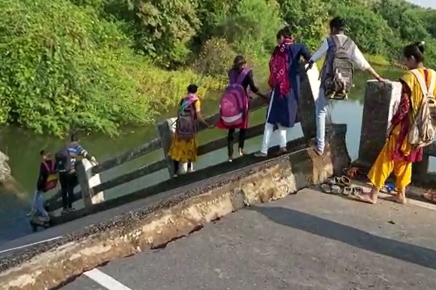 વિદ્યાર્થીઓ ડાઇવર્ટ કરેલા રૂટ પર જતા નથી કારણ કે ત્યાંથી 50 કિમી ફરવું પડે છે. વિદ્યાર્થીઓનું તંત્ર દ્વારા હજી કોઇપણ કામગીરી શરૂ કરવામાં આવી નથી. જેના કારણે સ્થાનિકોમાં પણ રોષ દેખાઇ રહ્યો છે. વિદ્યાર્થીઓ ડાઇવર્ટ કરેલા રૂટ પર જતા નથી કારણ કે ત્યાંથી 50 કિમી ફરવું પડે છે. વિદ્યાર્થીઓનું તંત્ર દ્વારા હજી કોઇપણ કામગીરી શરૂ કરવામાં આવી નથી. જેના કારણે સ્થાનિકોમાં પણ રોષ દેખાઇ રહ્યો છે.