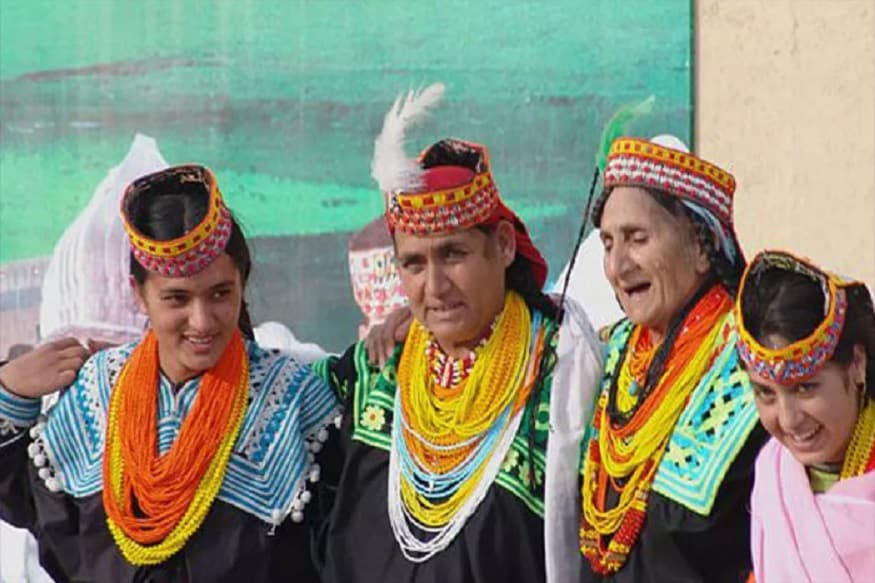 વર્ષ 2018માં પહેલીવખત કલાશા જનજાતિને પાકિસ્તાની જનગણના દરમિયાન અલગ જનજાતિ તરીકે સામેલ કરવામાં આવી હતી. ગણના પ્રમાણે આ સમુદાયમાં કુલ 3800 લોકો સામેલ છે. અહીંના લોકો માટી, લાકડા અને કાદવથી બનેલા નાના નાના ઘરોમાં રહે છે. વર્ષ 2018માં પહેલીવખત કલાશા જનજાતિને પાકિસ્તાની જનગણના દરમિયાન અલગ જનજાતિ તરીકે સામેલ કરવામાં આવી હતી. ગણના પ્રમાણે આ સમુદાયમાં કુલ 3800 લોકો સામેલ છે. અહીંના લોકો માટી, લાકડા અને કાદવથી બનેલા નાના નાના ઘરોમાં રહે છે.