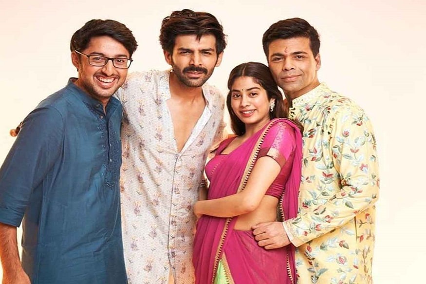 એક અન્ય પોસ્ટમાં કરણ જોહરે પોતાના બે બાળકો યશ અને રુહી સાથે પણ તસવીર શેર કરી છે. જેમાં કરણે અને પોતાના બાળકો એક જ પ્રકારના કપડા પહેરેલા નજરે ચડે છે. ત્રણે લોકોએ પીળા રંગના છાપ વાળા અને ખાસ તરીકે કુર્તા પાયજામામાં દેખાઇ રહ્યા છે. એક અન્ય પોસ્ટમાં કરણ જોહરે પોતાના બે બાળકો યશ અને રુહી સાથે પણ તસવીર શેર કરી છે. જેમાં કરણે અને પોતાના બાળકો એક જ પ્રકારના કપડા પહેરેલા નજરે ચડે છે. ત્રણે લોકોએ પીળા રંગના છાપ વાળા અને ખાસ તરીકે કુર્તા પાયજામામાં દેખાઇ રહ્યા છે.