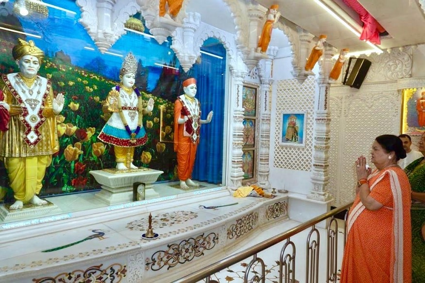 ભારતની આર્થિક રાજધાની મુંબઈમાં મણિનગર શ્રી સ્વામિનારાયણ ગાદી સંસ્થાન સંચાલિત શ્રી સ્વામિનારાયણ મંદિર, મહાલક્ષ્મી શ્રદ્ધાળુઓ અને આસ્થાળુઓનું શ્રદ્ધા કેન્દ્ર છે. આજે આસુરી શક્તિ પર વિજયના પર્વ દશેરાના પાવન દિવસે ભારતના સૌથી વધુ ધનવાન એવા કોકિલાબેન અંબાણી સ્વામિનારાયણબાપા સ્વામીબાપાના દર્શનાર્થે શ્રી સ્વામિનારાયણ મંદિર, મહાલક્ષ્મી પધાર્યા હતાં. શ્રીજીબાપા સ્વામીબાપાનાં દર્શન કરી તેઓ કૃતકૃત્ય બન્યાં હતાં. આ અવસરે તેઓનું શાલ ઓઢાડી પ્રસાદ અર્પણ કરી અને સન્માન કરવામાં આવ્યું હતું. ભારતની આર્થિક રાજધાની મુંબઈમાં મણિનગર શ્રી સ્વામિનારાયણ ગાદી સંસ્થાન સંચાલિત શ્રી સ્વામિનારાયણ મંદિર, મહાલક્ષ્મી શ્રદ્ધાળુઓ અને આસ્થાળુઓનું શ્રદ્ધા કેન્દ્ર છે. આજે આસુરી શક્તિ પર વિજયના પર્વ દશેરાના પાવન દિવસે ભારતના સૌથી વધુ ધનવાન એવા કોકિલાબેન અંબાણી સ્વામિનારાયણબાપા સ્વામીબાપાના દર્શનાર્થે શ્રી સ્વામિનારાયણ મંદિર, મહાલક્ષ્મી પધાર્યા હતાં. શ્રીજીબાપા સ્વામીબાપાનાં દર્શન કરી તેઓ કૃતકૃત્ય બન્યાં હતાં. આ અવસરે તેઓનું શાલ ઓઢાડી પ્રસાદ અર્પણ કરી અને સન્માન કરવામાં આવ્યું હતું.