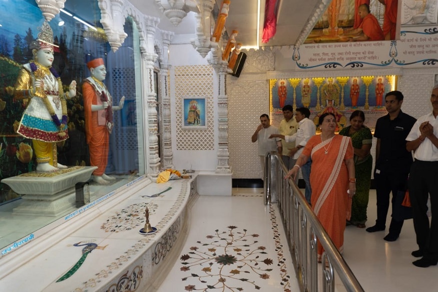 ગુજરાતના જૂનાગઢ જિલ્લાના ચોરવાડના ધીરુભાઈ અંબાણી જેમના ધર્મપત્નીનું નામ કોકીલાબેન છે. ધીરુભાઈ અંબાણીના પરિવારમાં બે પુત્રો અને બે પુત્રીઓનો સમાવેશ થાય છે. તેમના પુત્રોનું નામ મુકેશ અંબાણી અને અનિલ અંબાણી છે અને પુત્રીઓનું નામ નીના અને દીપ્તિ છે. ગુજરાતના જૂનાગઢ જિલ્લાના ચોરવાડના ધીરુભાઈ અંબાણી જેમના ધર્મપત્નીનું નામ કોકીલાબેન છે. ધીરુભાઈ અંબાણીના પરિવારમાં બે પુત્રો અને બે પુત્રીઓનો સમાવેશ થાય છે. તેમના પુત્રોનું નામ મુકેશ અંબાણી અને અનિલ અંબાણી છે અને પુત્રીઓનું નામ નીના અને દીપ્તિ છે.