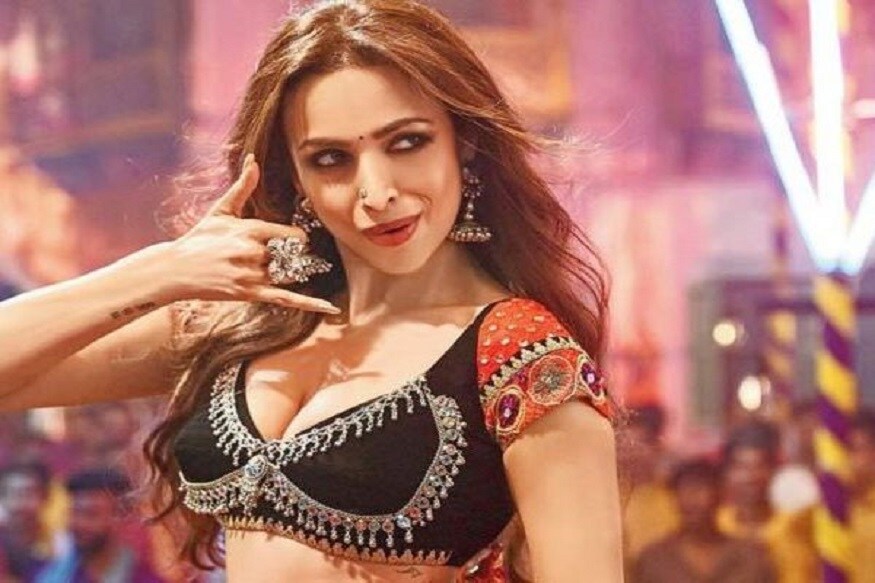 ન્યૂઝ18ગુજરાતીઃ બોલિવૂડ ડાન્સિંગ સનસની, સોશિયલ મીડિયા સ્ટાર, ઇન્સ્ટાગ્રામ ક્વિન અને બોલિવૂડ દિવા મલાઇકા અરોરાનો આજે જન્મદિવસ (Happy birthday Malaika Arora) છે. મલાઇકા પોતાની સ્માઇલથી જ લોકોનું દિલ જીતી લે છે. મલાઇકા પપરાજીની પસંદીદા છે અને કેમેરા તેને દરેક જગ્યાએ ફૉલો કરે છે ભલે તે ગમે ત્યાં જાય. આ બધાથી હટકે મલાઇકા આપણી છૈયા છૈયા ગર્લ છે જેણે આ ગીત ઉપરની પોતાની ડાન્સિંગ અદાથી લાખો લોકોના દિલ જીતી લીધા છે. ન્યૂઝ18ગુજરાતીઃ બોલિવૂડ ડાન્સિંગ સનસની, સોશિયલ મીડિયા સ્ટાર, ઇન્સ્ટાગ્રામ ક્વિન અને બોલિવૂડ દિવા મલાઇકા અરોરાનો આજે જન્મદિવસ (Happy birthday Malaika Arora) છે. મલાઇકા પોતાની સ્માઇલથી જ લોકોનું દિલ જીતી લે છે. મલાઇકા પપરાજીની પસંદીદા છે અને કેમેરા તેને દરેક જગ્યાએ ફૉલો કરે છે ભલે તે ગમે ત્યાં જાય. આ બધાથી હટકે મલાઇકા આપણી છૈયા છૈયા ગર્લ છે જેણે આ ગીત ઉપરની પોતાની ડાન્સિંગ અદાથી લાખો લોકોના દિલ જીતી લીધા છે.