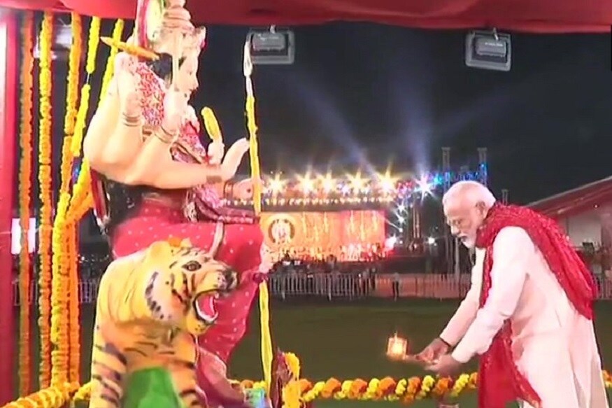 મહાત્મા ગાંધીજીની 150મી જન્મજયંતી ઉજવવા માટે પીએમ મોદી અમદાવાદની મુલાકાતે આવ્યા છે. પીએમ મોદીએ ગાંધી આશ્રમની મુલાકાત અને રિવરફ્ર્ન્ટ પર સરપંચોને સંબોધિત કર્યા બાદ GMDC ગ્રાઉન્ડ ખાતે આયોજિત વાઇબ્રન્ટ નવરાત્રી મહોત્સવમાં હાજરી આપી હતી. જ્યાં તેમણે આદ્યશકિતની આરતી ઊતારી અને ગરબા નિહાળ્યા હતા. મહાત્મા ગાંધીજીની 150મી જન્મજયંતી ઉજવવા માટે પીએમ મોદી અમદાવાદની મુલાકાતે આવ્યા છે. પીએમ મોદીએ ગાંધી આશ્રમની મુલાકાત અને રિવરફ્ર્ન્ટ પર સરપંચોને સંબોધિત કર્યા બાદ GMDC ગ્રાઉન્ડ ખાતે આયોજિત વાઇબ્રન્ટ નવરાત્રી મહોત્સવમાં હાજરી આપી હતી. જ્યાં તેમણે આદ્યશકિતની આરતી ઊતારી અને ગરબા નિહાળ્યા હતા.