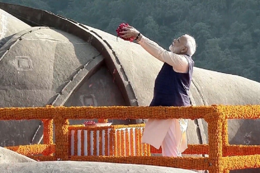 ન્યૂઝ18ગુજરાતી : વડાપ્રધાન નરેન્દ્ર મોદી (PM Narendra Modi) ગઇકાલે રાતે 9.30 કલાકે અમદાવાદ એરપોર્ટ પર આવ્યાં હતાં. જે બાદ તેઓ સીધા જ હીરાબાને (Hira Ba) મળવા ગાંધીનગર ગયા હતાં. જ્યાં તેમને હીરાબાનાં આશીર્વાદ લીધા હતાં. જે બાદ તેમણે રાત્રી રોકાણ રાજભવનમાં કર્યું હતું. આજે એટલે સરદાર વલ્લભભાઈ પટેલની (Sardar Vallabhbhai Patel) 144મી જન્મ જયંતીએ સવારે 8.00 કલાકે કેવડિયાનાં સ્ટેચ્યૂ ઓફ યુનિટી (Statue of Unity) ખાતે પહોંચ્યાં છે. ન્યૂઝ18ગુજરાતી : વડાપ્રધાન નરેન્દ્ર મોદી (PM Narendra Modi) ગઇકાલે રાતે 9.30 કલાકે અમદાવાદ એરપોર્ટ પર આવ્યાં હતાં. જે બાદ તેઓ સીધા જ હીરાબાને (Hira Ba) મળવા ગાંધીનગર ગયા હતાં. જ્યાં તેમને હીરાબાનાં આશીર્વાદ લીધા હતાં. જે બાદ તેમણે રાત્રી રોકાણ રાજભવનમાં કર્યું હતું. આજે એટલે સરદાર વલ્લભભાઈ પટેલની (Sardar Vallabhbhai Patel) 144મી જન્મ જયંતીએ સવારે 8.00 કલાકે કેવડિયાનાં સ્ટેચ્યૂ ઓફ યુનિટી (Statue of Unity) ખાતે પહોંચ્યાં છે.