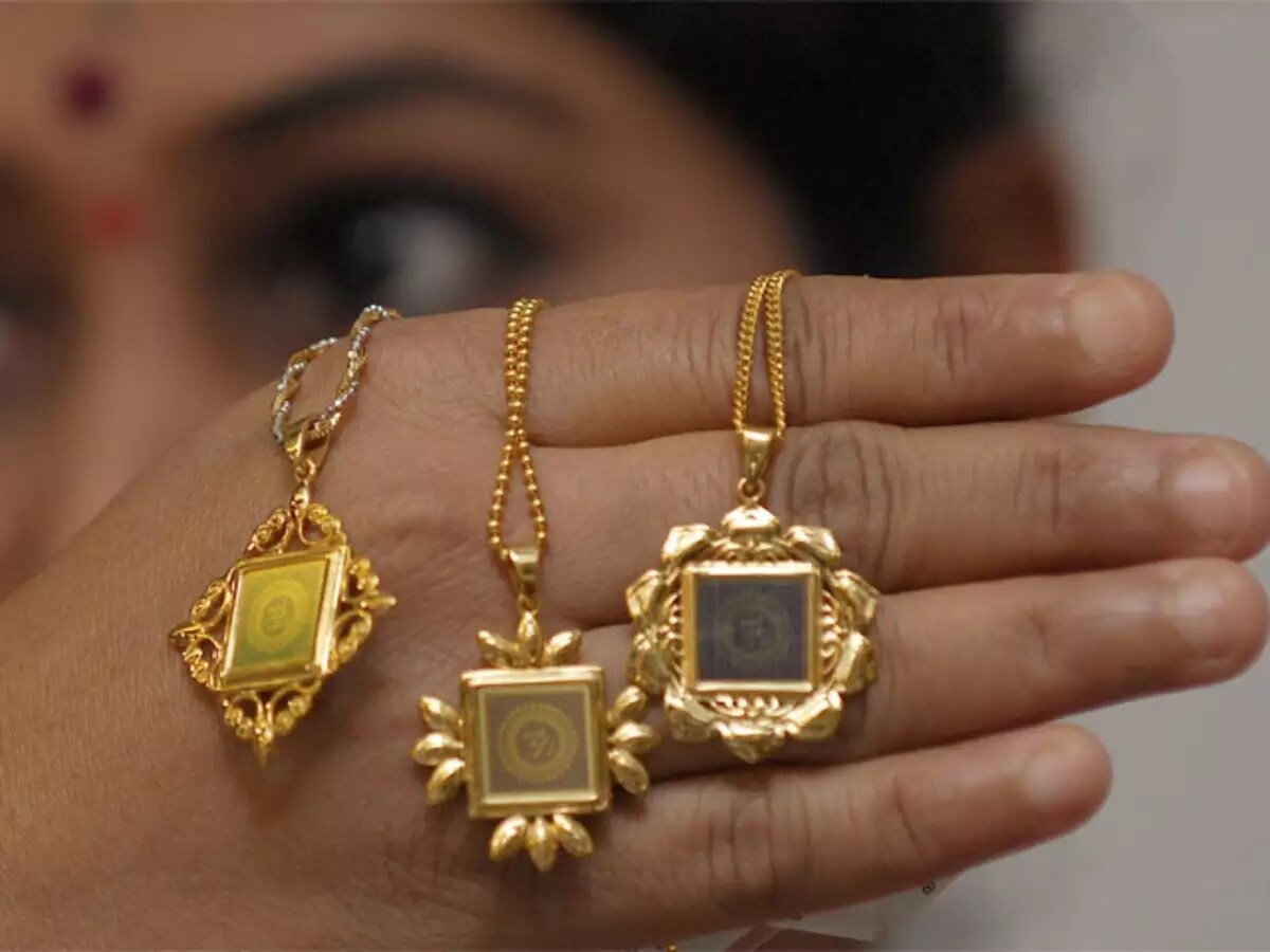 પેટીએમ ગોલ્ડ (Paytm Gold)ની આ ઑફર અંતર્ગત ગ્રાહકોને 5 ટકા ગોલ્ડબેક પણ મળશે. આ સુવિધા 100 થી વધુ સ્ટોર્સમાં ઉપલબ્ધ છે અને કંપની આગામી 20 દિવસમાં તેને 250 સ્ટોર્સ સુધી વિસ્તૃત કરવા જઈ રહી છે. ખરેખર પેટીએમ ઇચ્છે છે કે આ તહેવારની સિઝનમાં તેઓએ પેટીએમ ગોલ્ડનું વેચાણ 3 ગણું વધારે વધારવું જોઈએ. તેનાથી દેશના ડિજિટલ ગોલ્ડમાં પણ વધારો થશે. પેટીએમ ગોલ્ડ (Paytm Gold)ની આ ઑફર અંતર્ગત ગ્રાહકોને 5 ટકા ગોલ્ડબેક પણ મળશે. આ સુવિધા 100 થી વધુ સ્ટોર્સમાં ઉપલબ્ધ છે અને કંપની આગામી 20 દિવસમાં તેને 250 સ્ટોર્સ સુધી વિસ્તૃત કરવા જઈ રહી છે. ખરેખર પેટીએમ ઇચ્છે છે કે આ તહેવારની સિઝનમાં તેઓએ પેટીએમ ગોલ્ડનું વેચાણ 3 ગણું વધારે વધારવું જોઈએ. તેનાથી દેશના ડિજિટલ ગોલ્ડમાં પણ વધારો થશે.