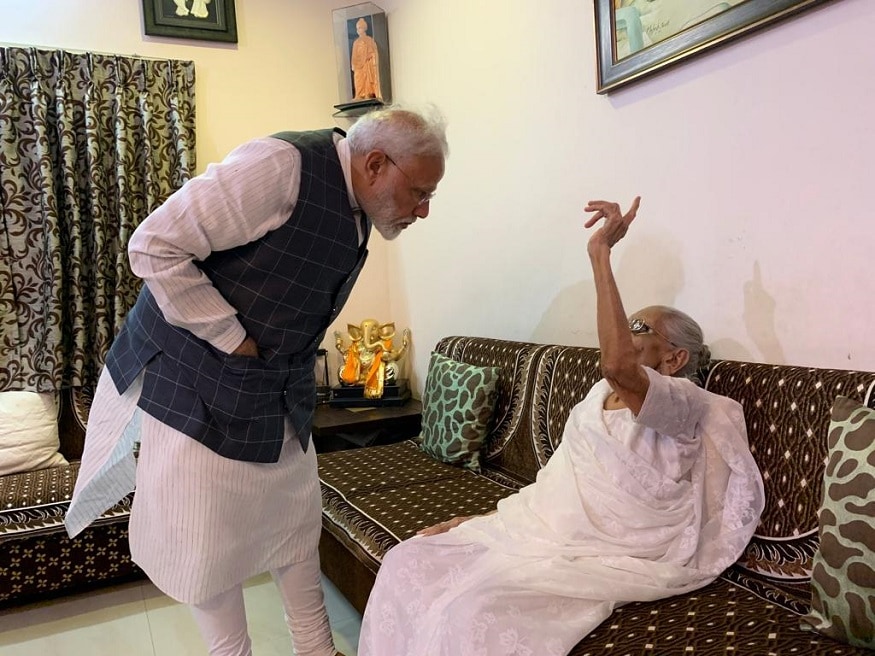 તમને જણાવી દઈએ કે, 31મી તારીખે વડાપ્રધાન નરેન્દ્ર મોદી સ્ટેચ્યૂ ઓફ યુનિટી ખાતે જશે. જેમાં તેઓ સવારે કેવડીયા આવશે. 8.00 વાગ્યે સ્ટેચ્યુ ઓફ યુનિટી પર વડાપ્રધાન નરેન્દ્ર મોદી સરદાર પટેલની 182 મીટર ઊંચી પ્રતિમાનું ચરણ પૂજન કરશે. જે બાદ 8.15 કલાકે પરેડ ગ્રાઉન્ડમાં માર્ચ પોસ્ટ, પોલીસ મેમોરિયલ મોમેન્ટો, તેમજ પ્રદર્શનને ખુલ્લું મુકશે. 9.00 કલાકે પોલીસ અધિકારીઓને તેમજ ઉપસ્થતિ લોકોને સંબોધન કરશે. તમને જણાવી દઈએ કે, 31મી તારીખે વડાપ્રધાન નરેન્દ્ર મોદી સ્ટેચ્યૂ ઓફ યુનિટી ખાતે જશે. જેમાં તેઓ સવારે કેવડીયા આવશે. 8.00 વાગ્યે સ્ટેચ્યુ ઓફ યુનિટી પર વડાપ્રધાન નરેન્દ્ર મોદી સરદાર પટેલની 182 મીટર ઊંચી પ્રતિમાનું ચરણ પૂજન કરશે. જે બાદ 8.15 કલાકે પરેડ ગ્રાઉન્ડમાં માર્ચ પોસ્ટ, પોલીસ મેમોરિયલ મોમેન્ટો, તેમજ પ્રદર્શનને ખુલ્લું મુકશે. 9.00 કલાકે પોલીસ અધિકારીઓને તેમજ ઉપસ્થતિ લોકોને સંબોધન કરશે.