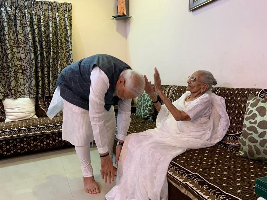 ઉલ્લેખનીય છે કે, 31 ઓક્ટોબર એકતા દિનની રાષ્ટ્રીય કક્ષાની ઉજવણીમાં વડાપ્રધાન નરેન્દ્ર મોદી ભાગ લેવા ગુજરાત પ્રવાસે પહોંચી ગયા છે, ત્યારે વરસાદમાં પણ ખાસ વ્યવસ્થા કરીને કાર્યક્રમનું આયોજન કરવામાં આવ્યું છે. તમને જણાવી દઈએ કે, પ્રવાસીઓ માટે પૂરો દિવસ રજા રાખવામાં આવી છે. જે અંગે સ્ટેચ્યુના CEO આઈ.કે.પટેલ પ્રેસ કોન્ફરન્સ કરી જરૂરી માહિતી આપી હતી. ઉલ્લેખનીય છે કે, 31 ઓક્ટોબર એકતા દિનની રાષ્ટ્રીય કક્ષાની ઉજવણીમાં વડાપ્રધાન નરેન્દ્ર મોદી ભાગ લેવા ગુજરાત પ્રવાસે પહોંચી ગયા છે, ત્યારે વરસાદમાં પણ ખાસ વ્યવસ્થા કરીને કાર્યક્રમનું આયોજન કરવામાં આવ્યું છે. તમને જણાવી દઈએ કે, પ્રવાસીઓ માટે પૂરો દિવસ રજા રાખવામાં આવી છે. જે અંગે સ્ટેચ્યુના CEO આઈ.કે.પટેલ પ્રેસ કોન્ફરન્સ કરી જરૂરી માહિતી આપી હતી.