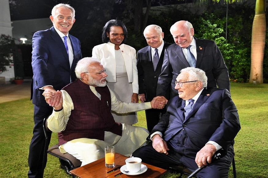 પ્રધાનમંત્રી નરેન્દ્ર મોદી (Narendra Modi)એ મંગળવારે દિલ્હીમાં જેપી મોર્ગન ઇન્ટરનેશનલ કાઉન્સિલ (JP Morgan International Council)ની બેઠકમાં ભાગ લીધો હતો. 2007 પછી આ મિટિંગ પ્રથમ વખત ભારતમાં થઈ રહી છે. પ્રધાનમંત્રી મોદી (PM Modi)એ કાઉન્સિલ મીટ દરમિયાન 2024 સુધી ભારતને 5 ટ્રિલિયન ડોલરની અર્થવ્યવસ્થા બનાવવા પર ચર્ચા કરી હતી. આ મિટિંગમાં દેશ અને વિદેશના મોટા ઉદ્યોગપતિ અને મોટા નેતા હાજર રહ્યા હતા. પ્રધાનમંત્રી નરેન્દ્ર મોદી (Narendra Modi)એ મંગળવારે દિલ્હીમાં જેપી મોર્ગન ઇન્ટરનેશનલ કાઉન્સિલ (JP Morgan International Council)ની બેઠકમાં ભાગ લીધો હતો. 2007 પછી આ મિટિંગ પ્રથમ વખત ભારતમાં થઈ રહી છે. પ્રધાનમંત્રી મોદી (PM Modi)એ કાઉન્સિલ મીટ દરમિયાન 2024 સુધી ભારતને 5 ટ્રિલિયન ડોલરની અર્થવ્યવસ્થા બનાવવા પર ચર્ચા કરી હતી. આ મિટિંગમાં દેશ અને વિદેશના મોટા ઉદ્યોગપતિ અને મોટા નેતા હાજર રહ્યા હતા.