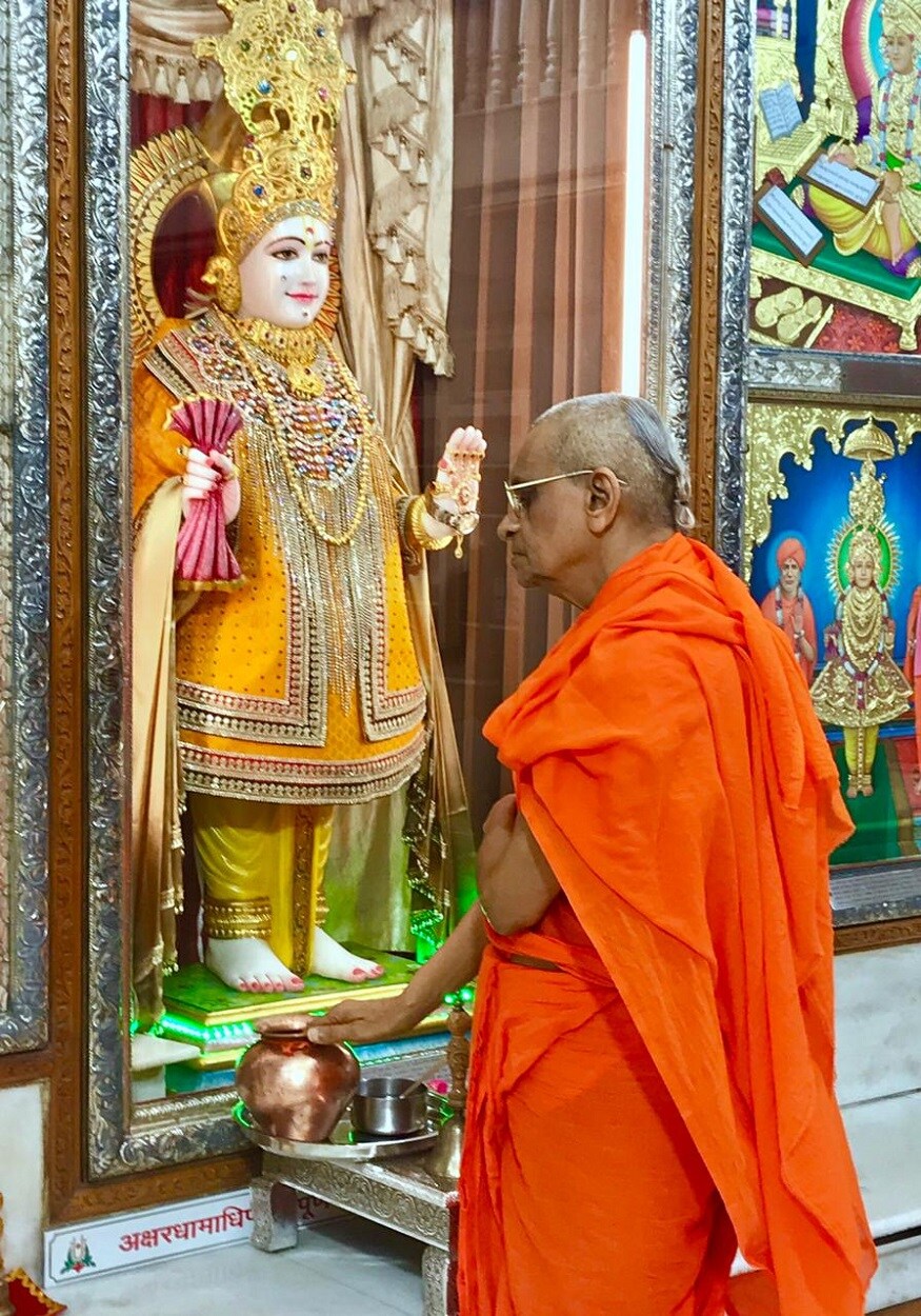 મણિનગર શ્રી સ્વામિનારાયણ ગાદીના આદ્ય આચાર્યપ્રવર યુગદ્રષ્ટા શ્રી મુક્તજીવન સ્વામીબાપાએ ભારત રાષ્ટ્રની રાજધાની દિલ્હીમાં સ્વામિનારાયણ સંપ્રદાયના સૌ પ્રથમ શ્રી સ્વામિનારાયણ મંદિરમાં સર્વોપરી શ્રી સ્વામિનારાયણ ભગવાન, શ્રીજી સ્વયંમૂર્તિ અબજીબાપાશ્રી તથા શ્રી સ્વામિનારાયણ ગાદીના આદ્ય આચાર્ય પ્રવર શ્રી મુક્તજીવન સ્વામીબાપાના મૂર્તિઓ સ્વહસ્તે પધરાવ્યા હતા. જે સ્વામિનારાયણ સંપ્રદાય માટે એક અજોડ અને ઐતિહાસિક ઘટના ગણાય. સર્વાવતારી સ્વામિનારાયણ ભગવાને સ્વહસ્તે પોતાના મૂર્તિઓ પધરાવ્યા હતા. અને ત્યારબાદ વર્ષો પછી એ જ શ્રી સ્વામિનારાયણ ભગવાનના સાર્વભૌમ નાદવંશ પરંપરાના ચતુર્થ વારસદાર શ્રી મુક્તજીવન સ્વામીબાપાએ ભારતના પાટનગર દિલ્હીમાં પોતાના મૂર્તિઓ પધરાવ્યા. અને તે જ દિવસે શ્રી મુક્તજીવન સ્વામીબાપાની મૂર્તિમાંથી પ્રસ્વેદ બિંદુઓનાં દર્શન સહુકોઈ દર્શનાર્થીઓએ કર્યાં હતાં. મણિનગર શ્રી સ્વામિનારાયણ ગાદીના આદ્ય આચાર્યપ્રવર યુગદ્રષ્ટા શ્રી મુક્તજીવન સ્વામીબાપાએ ભારત રાષ્ટ્રની રાજધાની દિલ્હીમાં સ્વામિનારાયણ સંપ્રદાયના સૌ પ્રથમ શ્રી સ્વામિનારાયણ મંદિરમાં સર્વોપરી શ્રી સ્વામિનારાયણ ભગવાન, શ્રીજી સ્વયંમૂર્તિ અબજીબાપાશ્રી તથા શ્રી સ્વામિનારાયણ ગાદીના આદ્ય આચાર્ય પ્રવર શ્રી મુક્તજીવન સ્વામીબાપાના મૂર્તિઓ સ્વહસ્તે પધરાવ્યા હતા. જે સ્વામિનારાયણ સંપ્રદાય માટે એક અજોડ અને ઐતિહાસિક ઘટના ગણાય. સર્વાવતારી સ્વામિનારાયણ ભગવાને સ્વહસ્તે પોતાના મૂર્તિઓ પધરાવ્યા હતા. અને ત્યારબાદ વર્ષો પછી એ જ શ્રી સ્વામિનારાયણ ભગવાનના સાર્વભૌમ નાદવંશ પરંપરાના ચતુર્થ વારસદાર શ્રી મુક્તજીવન સ્વામીબાપાએ ભારતના પાટનગર દિલ્હીમાં પોતાના મૂર્તિઓ પધરાવ્યા. અને તે જ દિવસે શ્રી મુક્તજીવન સ્વામીબાપાની મૂર્તિમાંથી પ્રસ્વેદ બિંદુઓનાં દર્શન સહુકોઈ દર્શનાર્થીઓએ કર્યાં હતાં.