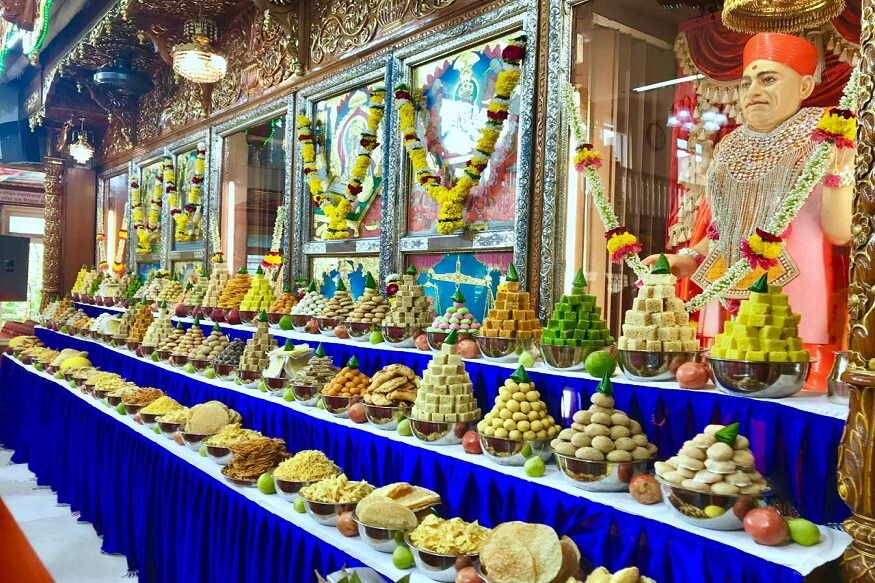 રત્ના કોશમાં ઉલ્લેખ છે કે, દશેરાના દિવસે સૂર્યાસ્ત પછી આકાશે નક્ષત્રો દેખાઈ ત્યારે વિજય કાળ શરૂ થાય છે. આ કાળમાં બધું શુભ હોય છે. આજે પણ ઉદ્ઘાટન કે નવી શરૂઆત દશેરાએ લોકો કરે છે. આવા શુભ દિવસે રાજાઓ વિજય પ્રસ્થાન કરતા અને પોતાના રાજ્યની સીમાઓ ઓળંગી રાજ્યની સેવાઓનો વિસ્તાર કરતા. પૂર્વે શ્રીરામચન્દ્રજી રાવણનો હરાવવા આ જ દિવસ નક્કી કર્યો હતો. શિવાજીએ પણ ઔરંગઝેબ પર યુદ્ધ માટે આ દિવસ પસંદ કરેલો. વિજય સ્થાન માટે દશેરા જ કેમ એવો પ્રશ્ન જરૂર થાય. તો આ સમયે વર્ષાઋતુ પૂરી થઈ હોય તેથી સર્વત્ર પ્રસન્નતા વ્યાપી હોય તથા વિજય આપે તેવું મુહૂર્ત જો સામે આવી ઊભું હોય તો પછી વિજય પ્રસ્થાન આજ દિવસે થાય ને ? રત્ના કોશમાં ઉલ્લેખ છે કે, દશેરાના દિવસે સૂર્યાસ્ત પછી આકાશે નક્ષત્રો દેખાઈ ત્યારે વિજય કાળ શરૂ થાય છે. આ કાળમાં બધું શુભ હોય છે. આજે પણ ઉદ્ઘાટન કે નવી શરૂઆત દશેરાએ લોકો કરે છે. આવા શુભ દિવસે રાજાઓ વિજય પ્રસ્થાન કરતા અને પોતાના રાજ્યની સીમાઓ ઓળંગી રાજ્યની સેવાઓનો વિસ્તાર કરતા. પૂર્વે શ્રીરામચન્દ્રજી રાવણનો હરાવવા આ જ દિવસ નક્કી કર્યો હતો. શિવાજીએ પણ ઔરંગઝેબ પર યુદ્ધ માટે આ દિવસ પસંદ કરેલો. વિજય સ્થાન માટે દશેરા જ કેમ એવો પ્રશ્ન જરૂર થાય. તો આ સમયે વર્ષાઋતુ પૂરી થઈ હોય તેથી સર્વત્ર પ્રસન્નતા વ્યાપી હોય તથા વિજય આપે તેવું મુહૂર્ત જો સામે આવી ઊભું હોય તો પછી વિજય પ્રસ્થાન આજ દિવસે થાય ને ?