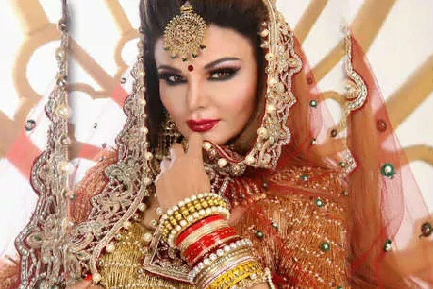 રાખી સાવંત (Rakhi Sawant) બોલીવૂડની ડ્રામા ક્વીન છે. તેમની જિંદગીમાં વિવાદોની કદી અછત પડી જ નથી! તેવામાં રાખીના લેટેસ્ટ વિવાદોમાં આ વખતે સામેલ થયા છે તેમના રિતિશ (Ritesh) નામના યુવક લગ્ન. મીકા સિંહની બર્થ ડે પાર્ટીમાં Kiss વિવાદથી લઇને રિયાલિટી શોમાં સ્વયંવર રચાવવા તથા વિદેશી વરરાજા સાથે ગુપચુપ લગ્ન (Rakhi Sawant Marriage) કરનાર રાખી સાવંતના જીવનમાં હંમેશા કંઇકને કંઇ થતું જ રહે છે. રાખી સાવંત (Rakhi Sawant) બોલીવૂડની ડ્રામા ક્વીન છે. તેમની જિંદગીમાં વિવાદોની કદી અછત પડી જ નથી! તેવામાં રાખીના લેટેસ્ટ વિવાદોમાં આ વખતે સામેલ થયા છે તેમના રિતિશ (Ritesh) નામના યુવક લગ્ન. મીકા સિંહની બર્થ ડે પાર્ટીમાં Kiss વિવાદથી લઇને રિયાલિટી શોમાં સ્વયંવર રચાવવા તથા વિદેશી વરરાજા સાથે ગુપચુપ લગ્ન (Rakhi Sawant Marriage) કરનાર રાખી સાવંતના જીવનમાં હંમેશા કંઇકને કંઇ થતું જ રહે છે.