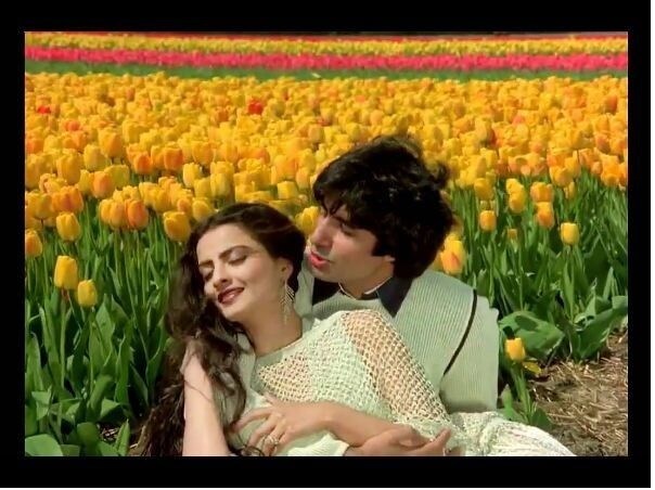 રેખા અને અમિતાભની ફિલ્મ 'સિલસિલા' બાદ એક સાથે ક્યારેય કામ ન કર્યું. પરંતુ આજે પણ નિર્માતા અને દિગ્દર્શક તે બંનેને ફિલ્મમાં લેવા તૈયાર છે. ફિલ્મ માટે ડિરેક્ટરની લાંબી લાઈન મળી જાય છે. રેખા અને અમિતાભની ફિલ્મ 'સિલસિલા' બાદ એક સાથે ક્યારેય કામ ન કર્યું. પરંતુ આજે પણ નિર્માતા અને દિગ્દર્શક તે બંનેને ફિલ્મમાં લેવા તૈયાર છે. ફિલ્મ માટે ડિરેક્ટરની લાંબી લાઈન મળી જાય છે.