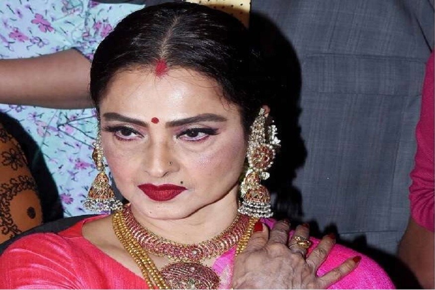 આજે આપણે રેખાના તે એક રહસ્યમાંથી પડદો ઉઠાવીએ છીએ, જેના વિશે દરેક જાણવાનું પસંદ કરે છે. આ રાજ રેખાના સિંદૂર સાથે સંકળાયેલ છે. તમે દરેક મોટી મોટી ઘટનામાં રેખાને સિંદૂર લગાવતા જોઇ હશે. તેના પતિનું નિધન થઈ ગયું છે, ત્યારબાદ રેખા કોના નામનું સિંદૂર લગાવે છે આજે આપણે રેખાના તે એક રહસ્યમાંથી પડદો ઉઠાવીએ છીએ, જેના વિશે દરેક જાણવાનું પસંદ કરે છે. આ રાજ રેખાના સિંદૂર સાથે સંકળાયેલ છે. તમે દરેક મોટી મોટી ઘટનામાં રેખાને સિંદૂર લગાવતા જોઇ હશે. તેના પતિનું નિધન થઈ ગયું છે, ત્યારબાદ રેખા કોના નામનું સિંદૂર લગાવે છે