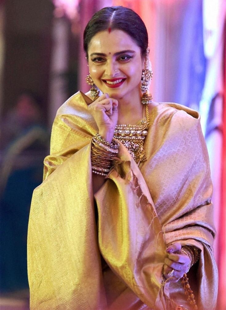 ધ અનટોલ્ડ સ્ટોરી'માં તેના જીવન સાથે જોડાયેલા તમામ રહસ્યો સામે આવ્યા હતા. આ પુસ્તક યાસીર ઉસ્માન દ્વારા લખાયેલું છે. પુસ્તક શરૂ થયા પછી સમાચાર વાયરલ થયા હતા કે રેખાએ સંજય દત્તના નામનું સિંદૂર લગાવે છે. એવું કહેવામાં આવે છે કે તે પુસ્તકમાં લખાયેલું છે. ધ અનટોલ્ડ સ્ટોરી'માં તેના જીવન સાથે જોડાયેલા તમામ રહસ્યો સામે આવ્યા હતા. આ પુસ્તક યાસીર ઉસ્માન દ્વારા લખાયેલું છે. પુસ્તક શરૂ થયા પછી સમાચાર વાયરલ થયા હતા કે રેખાએ સંજય દત્તના નામનું સિંદૂર લગાવે છે. એવું કહેવામાં આવે છે કે તે પુસ્તકમાં લખાયેલું છે.