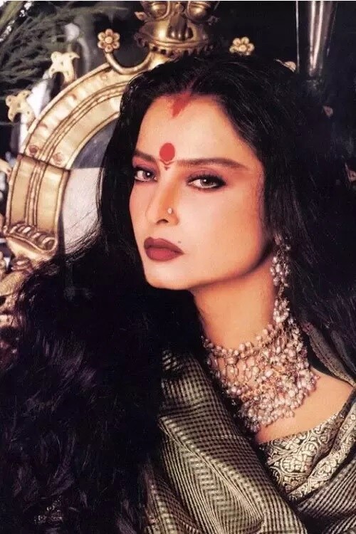 તેમણે કહ્યું, 'રેખા અને સંજયે 1984માં આવેલી ફિલ્મ' જમીન આસમાન'માં સાથે કામ કર્યું હતું. આ ફિલ્મ સાથે તેના અફેરના સમાચાર આવ્યા છે. અફવા પણ બહાર આવી છે કે બંનેના લગ્ન થઈ ગયા છે. અફવાઓ વધી તો સંજય દત્તે મેગેઝિનને આપેલી મુલાકાતમાં આ સમાચારને ખોટા ગણાવ્યા. તેમણે કહ્યું, 'રેખા અને સંજયે 1984માં આવેલી ફિલ્મ' જમીન આસમાન'માં સાથે કામ કર્યું હતું. આ ફિલ્મ સાથે તેના અફેરના સમાચાર આવ્યા છે. અફવા પણ બહાર આવી છે કે બંનેના લગ્ન થઈ ગયા છે. અફવાઓ વધી તો સંજય દત્તે મેગેઝિનને આપેલી મુલાકાતમાં આ સમાચારને ખોટા ગણાવ્યા.
