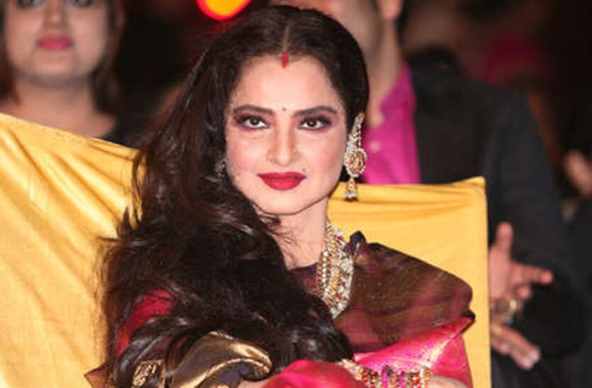 બોલિવૂડમાં (Bollywood) હંમેશા યુવાન દેખાતી અભિનેત્રી તરીકે જો કોઇ અભિનેત્રીનું નામ સૌથી પહેલા યાદ આવે છે તો તે છે રેખા (Rekha). રેખાને જ્યારે જ્યારે જોઇએ ત્યારે તેવું લાગે છે કે ઉંમરની સાથે તેને કોઇ લેવા દેવા જ નથી. તે હંમેશા સદાબહાર સુંદર લાગે છે. અને તેની સુંદરતાના બોલીવૂડ સમેત અનેક લોકો મોટા ફેન છે. ત્યારે રેખાએ પહેલીવાર તેની સુંદરતાના રહસ્ય પરથી પડદો ઊંચક્યો છે. રેખાએ તેના બ્યૂટી સિક્રેટને શેર કર્યા છે. બોલિવૂડમાં (Bollywood) હંમેશા યુવાન દેખાતી અભિનેત્રી તરીકે જો કોઇ અભિનેત્રીનું નામ સૌથી પહેલા યાદ આવે છે તો તે છે રેખા (Rekha). રેખાને જ્યારે જ્યારે જોઇએ ત્યારે તેવું લાગે છે કે ઉંમરની સાથે તેને કોઇ લેવા દેવા જ નથી. તે હંમેશા સદાબહાર સુંદર લાગે છે. અને તેની સુંદરતાના બોલીવૂડ સમેત અનેક લોકો મોટા ફેન છે. ત્યારે રેખાએ પહેલીવાર તેની સુંદરતાના રહસ્ય પરથી પડદો ઊંચક્યો છે. રેખાએ તેના બ્યૂટી સિક્રેટને શેર કર્યા છે.