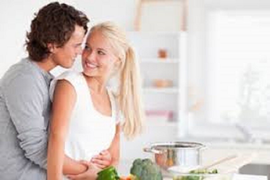 4- રોમાંસની ચાહત (romance):<br />કિચનમાં ધીમા પગે આવીને પાછળથી પોતાના બાહોમાં ભરી લેવું, બધાની હાજરીમાં પણ આંખોના ઇશારે વાત કરવી જેવી રોમેન્ટિક બાબત લગ્નના થોડા વર્ષો પછી ખતમ થઇ જાય છે પરંતુ પત્ની આવા પળોને હંમેસા યથાવત રાખવા માંગતી હોય છે. પત્ની ઇચ્છે કે પતિ લગ્નના શરૂઆતી દિવસો જેવો રોમેન્ટીક બની રહે. 4- રોમાંસની ચાહત (romance):<br />કિચનમાં ધીમા પગે આવીને પાછળથી પોતાના બાહોમાં ભરી લેવું, બધાની હાજરીમાં પણ આંખોના ઇશારે વાત કરવી જેવી રોમેન્ટિક બાબત લગ્નના થોડા વર્ષો પછી ખતમ થઇ જાય છે પરંતુ પત્ની આવા પળોને હંમેસા યથાવત રાખવા માંગતી હોય છે. પત્ની ઇચ્છે કે પતિ લગ્નના શરૂઆતી દિવસો જેવો રોમેન્ટીક બની રહે.