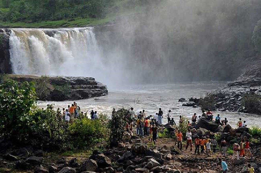 ગુજરાત અને મહારાષ્ટ્ર રાજ્યની (Gujarat-Maharashtra border)બોર્ડર પર આવેલું આ એક રમણીય સ્થળ છે. ગુજરાતનું એકમાત્ર (Hill Station) હિલ સ્ટેશન પણ છે. સાપુતારા ડાંગના આહવા તાલુકામાં સહ્યાદ્રીની પર્વતમાળાઓમાં આવેલું સ્થળ છે. વર્ષ દરમિયાન સાપુતારામાં તાપમાનનો પારો કદી 30 ડીગ્રીની ઉપર નથી જતો. ગુજરાતમાં હવા ખાવા માટેનું એકમાત્ર સ્થળ સાપુતારા છે. સાપુતારામાં આદિવાસી મ્યુઝિયમ પણ જોવાલાયક છે. સાથે જ બોટિંગ પણ આહલાદક અનુભવ કરાવે છે. ગુજરાત અને મહારાષ્ટ્ર રાજ્યની (Gujarat-Maharashtra border)બોર્ડર પર આવેલું આ એક રમણીય સ્થળ છે. ગુજરાતનું એકમાત્ર (Hill Station) હિલ સ્ટેશન પણ છે. સાપુતારા ડાંગના આહવા તાલુકામાં સહ્યાદ્રીની પર્વતમાળાઓમાં આવેલું સ્થળ છે. વર્ષ દરમિયાન સાપુતારામાં તાપમાનનો પારો કદી 30 ડીગ્રીની ઉપર નથી જતો. ગુજરાતમાં હવા ખાવા માટેનું એકમાત્ર સ્થળ સાપુતારા છે. સાપુતારામાં આદિવાસી મ્યુઝિયમ પણ જોવાલાયક છે. સાથે જ બોટિંગ પણ આહલાદક અનુભવ કરાવે છે.