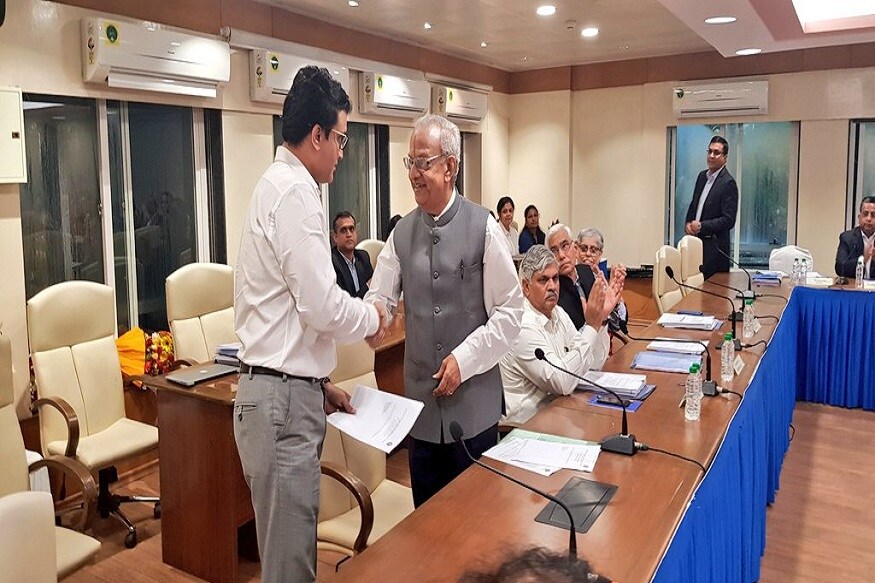 પાંચ સેન્ટર પર ટેસ્ટ મેચ આયોજન કરવાના સવાલ પર ગાંગુલીએ કહ્યું હતું કે આપણે ઘણું ટેસ્ટ ક્રિકેટ રમીએ છીએ અને આપણી પાસે ઘણા મેદાન છે. અમે વિરાટ કોહલી સાથે બેસીશું અને તેની સાથે જાણીશું કે તે આ મામલે શું ઇચ્છે છે. અમે એ સુનિશ્ચિત કરવું પડશે કે દેશની સર્વશ્રેષ્ઠ ટૂર્નામેન્ટ પ્રતિસ્પર્ધી બની રહી. સૌથી પહેલા આપણે રણજી ક્રિકેટરોની દેખભાળ કરવા સુનિશ્ચિત કરવું પડશે. (તસવીર - BCCI) પાંચ સેન્ટર પર ટેસ્ટ મેચ આયોજન કરવાના સવાલ પર ગાંગુલીએ કહ્યું હતું કે આપણે ઘણું ટેસ્ટ ક્રિકેટ રમીએ છીએ અને આપણી પાસે ઘણા મેદાન છે. અમે વિરાટ કોહલી સાથે બેસીશું અને તેની સાથે જાણીશું કે તે આ મામલે શું ઇચ્છે છે. અમે એ સુનિશ્ચિત કરવું પડશે કે દેશની સર્વશ્રેષ્ઠ ટૂર્નામેન્ટ પ્રતિસ્પર્ધી બની રહી. સૌથી પહેલા આપણે રણજી ક્રિકેટરોની દેખભાળ કરવા સુનિશ્ચિત કરવું પડશે. (તસવીર - BCCI)