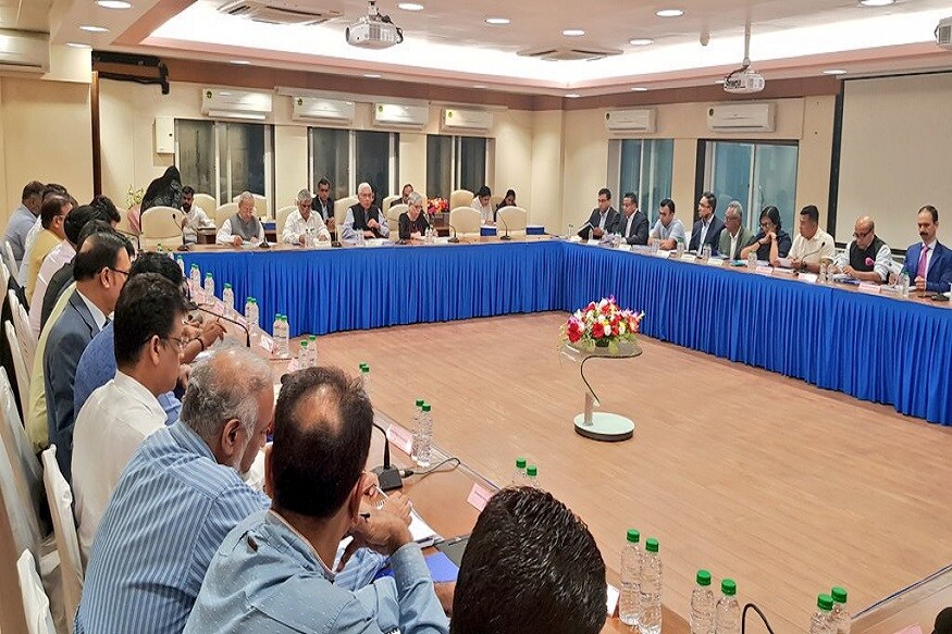 વિરાટ કોહલી વિશે ગાંગુલીએ કહ્યું હતું કે વિરાટ કોહલી ભારતીય ક્રિકેટનો કેપ્ટન છે અને સૌથી મહત્વપૂર્ણ વ્યક્તિ છે. હું તેની સાથે ગુરુવારે મુલાકાત કરીશ અને મહત્વના મુદ્દા પર વાત કરીશ. (તસવીર - BCCI) વિરાટ કોહલી વિશે ગાંગુલીએ કહ્યું હતું કે વિરાટ કોહલી ભારતીય ક્રિકેટનો કેપ્ટન છે અને સૌથી મહત્વપૂર્ણ વ્યક્તિ છે. હું તેની સાથે ગુરુવારે મુલાકાત કરીશ અને મહત્વના મુદ્દા પર વાત કરીશ. (તસવીર - BCCI)