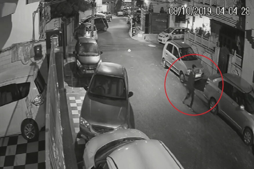 ઘરની બહાર લાગેલા સીસીટીવીમાં (CCTV) સમગ્ર ઘટના કેદ થઇ હતી. સીસીટીવી દેખાય છે એ પ્રમાણે એક યુવક આરામથી પાઇપના સહારે પહેલા માળે ચડે છે. અને જ્વેલર્સના ઘરમાં આસાનીથી પ્રવેશે છે. ચોર જ્વેલર્સના ઘરમાં આસાનીથી પ્રવેશે છે. અને ઘરમાંથી રૂ.70 લાખની જ્વેલરી અને કેટલાક રોકડ લઇને ફરાર થયો હતો. દિલ્હી પોલીસે (Delhi police)આ મામલે તપાસ શરૂ કરી છે. ઘરની બહાર લાગેલા સીસીટીવીમાં (CCTV) સમગ્ર ઘટના કેદ થઇ હતી. સીસીટીવી દેખાય છે એ પ્રમાણે એક યુવક આરામથી પાઇપના સહારે પહેલા માળે ચડે છે. અને જ્વેલર્સના ઘરમાં આસાનીથી પ્રવેશે છે. ચોર જ્વેલર્સના ઘરમાં આસાનીથી પ્રવેશે છે. અને ઘરમાંથી રૂ.70 લાખની જ્વેલરી અને કેટલાક રોકડ લઇને ફરાર થયો હતો. દિલ્હી પોલીસે (Delhi police)આ મામલે તપાસ શરૂ કરી છે.