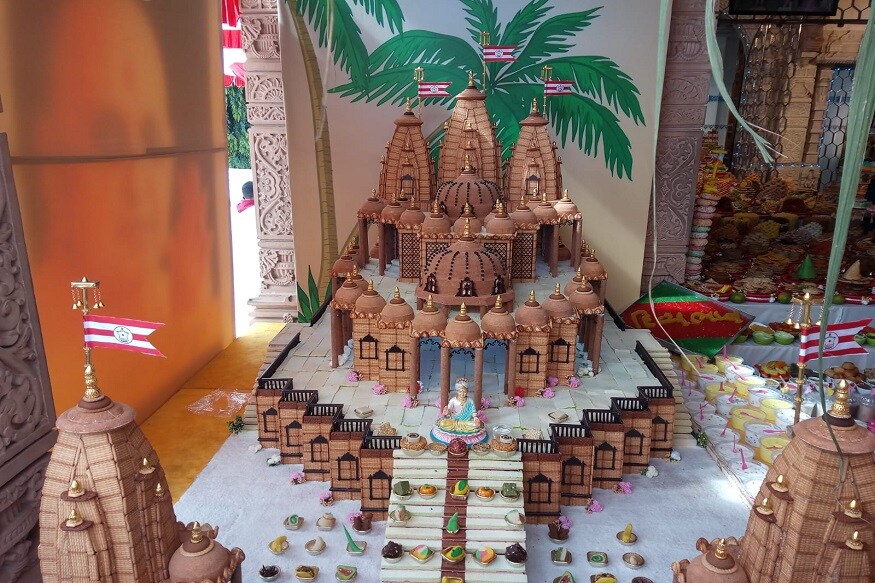આ મંદિર બિસ્કિટમાંથી બનાવમાં આવ્યું છે. આ મંદિરની પ્રતિકૃતિ જોઈને ભલ ભલા વિચારમાં પડી જઈ જોતા જ રહી જતા હતા. આ મંદિર બનાવા માટે મંદિરના હરિભક્તો અને બાળકો એ 480 કલાક મહેનત કરી હતી. આ મંદિર બિસ્કિટમાંથી બનાવમાં આવ્યું છે. આ મંદિરની પ્રતિકૃતિ જોઈને ભલ ભલા વિચારમાં પડી જઈ જોતા જ રહી જતા હતા. આ મંદિર બનાવા માટે મંદિરના હરિભક્તો અને બાળકો એ 480 કલાક મહેનત કરી હતી.