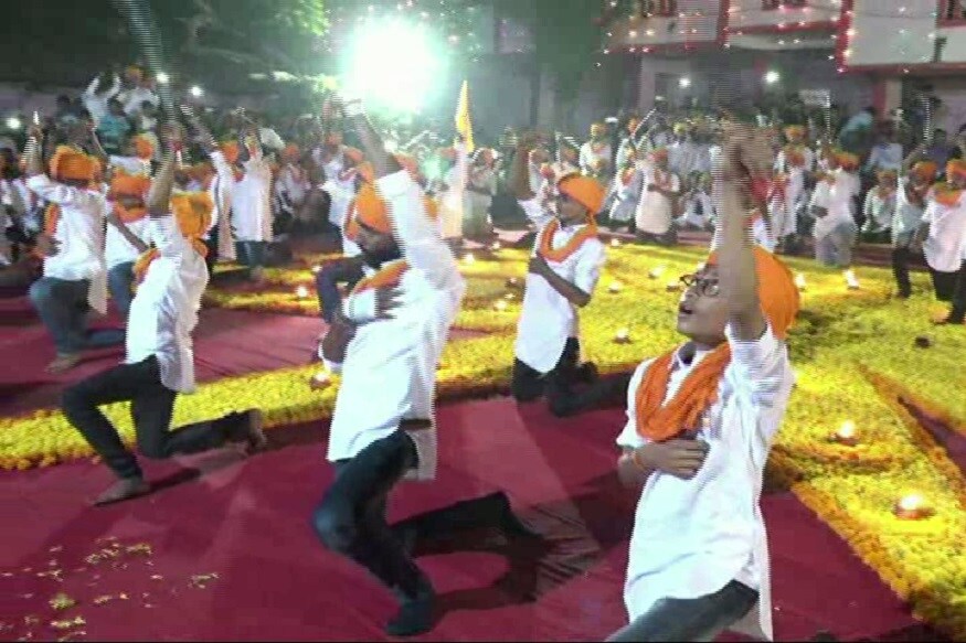 જોકે, તલવાર એ રાજપૂતોનું શસ્ત્ર ગણાય છે પરંતુ આ શસ્ત્રને સમય આવે ક્ષત્રાણી પણ ચલાવી શકે છે. જોકે, આ વર્ષે આ તલવાર મહાઆરતીની વિશેષતા એ હતી કે માત્ર નર્મદા જ નહીં પણ પડોશી જિલ્લાના રાજપૂત યુવાનોએ પણ આ આરપીમાં ભાગ લીધો હતો. જોકે, તલવાર એ રાજપૂતોનું શસ્ત્ર ગણાય છે પરંતુ આ શસ્ત્રને સમય આવે ક્ષત્રાણી પણ ચલાવી શકે છે. જોકે, આ વર્ષે આ તલવાર મહાઆરતીની વિશેષતા એ હતી કે માત્ર નર્મદા જ નહીં પણ પડોશી જિલ્લાના રાજપૂત યુવાનોએ પણ આ આરપીમાં ભાગ લીધો હતો.