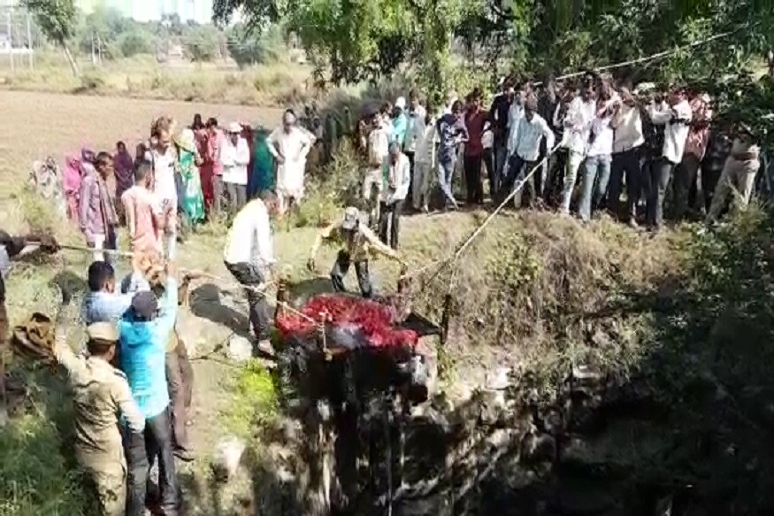 મહિસાગર (mahisagar) જિલ્લામાં એક કમકમાટી ભરી ઘટના બની છે. ત્રણ બાળકીઓ સાથે માતાએ (Mother jump into well) કૂવમાં ઝંપલાવ્યું હતું. જેના પગલે માતા અને ત્રણ બાળકીઓ (girl child)ના મોત નીપજ્યા છે. આ ઘટનાના પગલે સમગ્ર વિસ્તારમાં ચકચાર મચી ગઈ હતી. ઘટનાના પગલે સ્થાનિક લોકોના ટોળાં એકઠાં થયા હતા. અને પોલીસને (Police) જાણ થતાં પોલીસ પણ ઘટના સ્થળે પહોંચીને ચાર મૃતકોને બહાર કાઢીને આગળની કાર્યવાહી હાતધરી હતી. મહિસાગર (mahisagar) જિલ્લામાં એક કમકમાટી ભરી ઘટના બની છે. ત્રણ બાળકીઓ સાથે માતાએ (Mother jump into well) કૂવમાં ઝંપલાવ્યું હતું. જેના પગલે માતા અને ત્રણ બાળકીઓ (girl child)ના મોત નીપજ્યા છે. આ ઘટનાના પગલે સમગ્ર વિસ્તારમાં ચકચાર મચી ગઈ હતી. ઘટનાના પગલે સ્થાનિક લોકોના ટોળાં એકઠાં થયા હતા. અને પોલીસને (Police) જાણ થતાં પોલીસ પણ ઘટના સ્થળે પહોંચીને ચાર મૃતકોને બહાર કાઢીને આગળની કાર્યવાહી હાતધરી હતી.