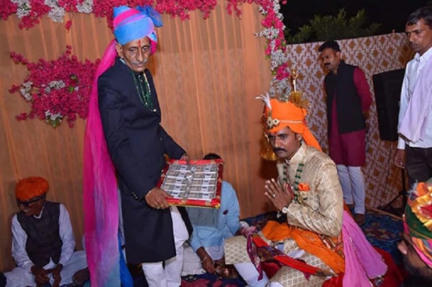 ન્યૂઝ18ગુજરાતીઃ રાજસ્થાનના (Rajasthan) જયપુરમાં (Jaipur) સીઆઈએસએફના (CISF) જવાનના લગ્ન ધૂમધામથી થયા હતા. તિલક સમયે જ્યારે દુલ્હનના પતિએ તેમને 11 લાખ રૂપિયા ભરેલી થેલી આપી ત્યારે તેમણે હાથ જોડીને લાખો રૂપિયા ભરેલી થેલી પરત આપી હતી. ન્યૂઝ18ગુજરાતીઃ રાજસ્થાનના (Rajasthan) જયપુરમાં (Jaipur) સીઆઈએસએફના (CISF) જવાનના લગ્ન ધૂમધામથી થયા હતા. તિલક સમયે જ્યારે દુલ્હનના પતિએ તેમને 11 લાખ રૂપિયા ભરેલી થેલી આપી ત્યારે તેમણે હાથ જોડીને લાખો રૂપિયા ભરેલી થેલી પરત આપી હતી.