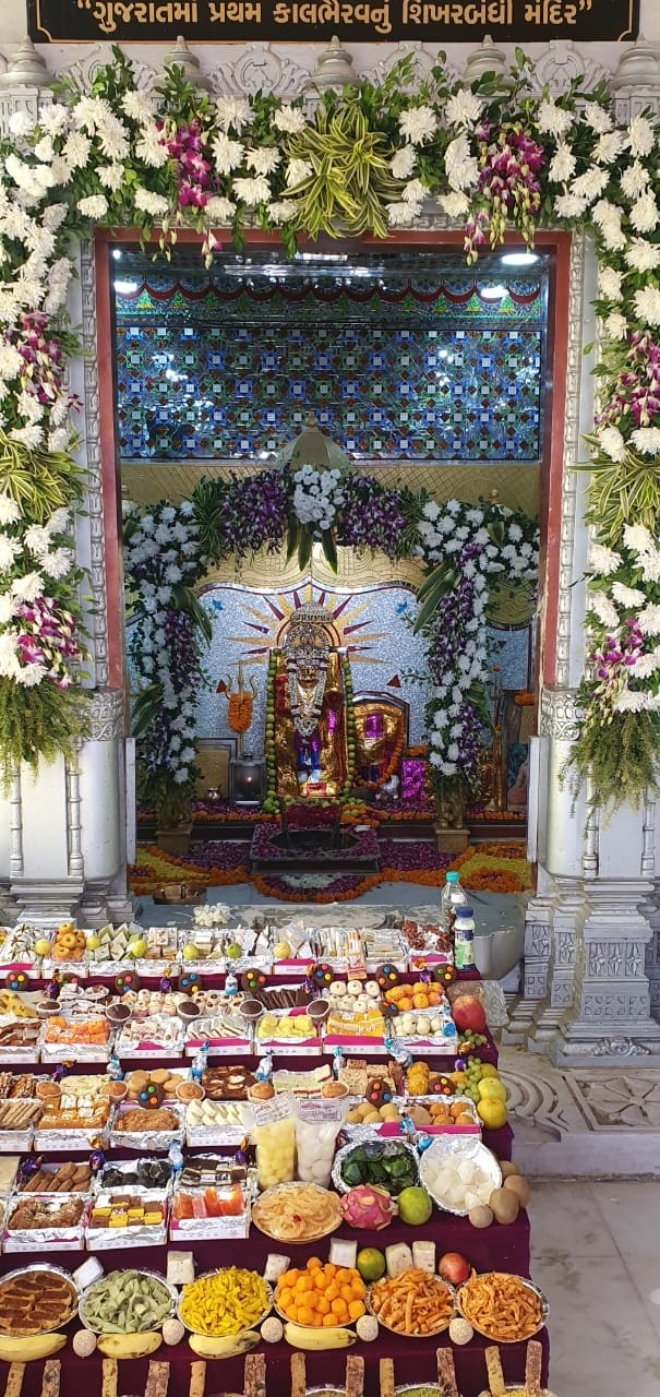 હિંમતનગરથી 24 કિલોમીટર અને ઈડર થી 22 કિલોમીટરના અંતરે આવેલ બોલુન્દ્રા ગામે કાલ ભૈરવનું મંદિર આવેલું છે. શક્તિ ઉપાસનાથી લઈને તંત્ર સાધનામાં ટોચે પહોચવું હોય તો તે માટે કાલ ભૈરવની કઠોર તપશ્ચર્યા ખુબ જ જરૂરી છે. આ મંદિર આશરે સવા બસો વર્ષથી પૂજાતા કાલ ભૈરવનું આ સિદ્ધ મંદિર છે તો વળી આ મંદિરની અન્ય જો કોઈ વિશેષતા હોય તો તે છે મંદિરમાં સ્થાપિત કરાયેલી પ્રતિમા. મંદિરમાં બિરાજેલા કાલ ભૈરવની પ્રતિમા સંપૂર્ણ લાકડામાંથી બનેલી છે ખાસ વાત એ છે કે આ પ્રતિમા અધુરી છે. અને આ પ્રતિમાં અધુરી રહેવા પાછળ પણ વિશેષ કારણ છે જે વિશે મંદિરનાં પુજારી ઇન્દ્રપુરી ગોસ્વામીએ વાત કરી છે. હિંમતનગરથી 24 કિલોમીટર અને ઈડર થી 22 કિલોમીટરના અંતરે આવેલ બોલુન્દ્રા ગામે કાલ ભૈરવનું મંદિર આવેલું છે. શક્તિ ઉપાસનાથી લઈને તંત્ર સાધનામાં ટોચે પહોચવું હોય તો તે માટે કાલ ભૈરવની કઠોર તપશ્ચર્યા ખુબ જ જરૂરી છે. આ મંદિર આશરે સવા બસો વર્ષથી પૂજાતા કાલ ભૈરવનું આ સિદ્ધ મંદિર છે તો વળી આ મંદિરની અન્ય જો કોઈ વિશેષતા હોય તો તે છે મંદિરમાં સ્થાપિત કરાયેલી પ્રતિમા. મંદિરમાં બિરાજેલા કાલ ભૈરવની પ્રતિમા સંપૂર્ણ લાકડામાંથી બનેલી છે ખાસ વાત એ છે કે આ પ્રતિમા અધુરી છે. અને આ પ્રતિમાં અધુરી રહેવા પાછળ પણ વિશેષ કારણ છે જે વિશે મંદિરનાં પુજારી ઇન્દ્રપુરી ગોસ્વામીએ વાત કરી છે.