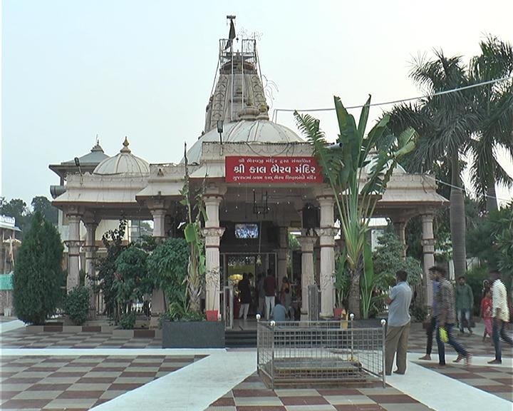 પુજારી ગોસ્વામીનાં જણાવ્યાં અનુસાર, કાલ ભૈરવદાદાની આ પ્રતિમાને કંઠનો હાર અને અને એક હાથ નથી. એક લોકવાયકા પ્રમાણે જ્યારે આ પ્રતિમાનું કાષ્ઠમાં ઘડતર ચાલતું હતું તે વખતે એવી બાહેધરી લેવાયેલી કે પ્રતિમાનું ઘડતર કામ જ્યાં સુધી પૂર્ણ ન થાય ત્યાં સુધી કોઈએ ત્યાં જવું નહિ. પરંતુ ગામના એક ઇસમેં પ્રતિમાનું અંતિમ કામ બાકી હતું તે સમય દરમિયાન અહી નજર નાખી દીધી અને બસ તે સમયથી જ આ પ્રતિમાનો એક હાથ અને કંઠની માળાનું જે કામ બાકી હતું તે અધૂરું જ રહી ગયું. પુજારી ગોસ્વામીનાં જણાવ્યાં અનુસાર, કાલ ભૈરવદાદાની આ પ્રતિમાને કંઠનો હાર અને અને એક હાથ નથી. એક લોકવાયકા પ્રમાણે જ્યારે આ પ્રતિમાનું કાષ્ઠમાં ઘડતર ચાલતું હતું તે વખતે એવી બાહેધરી લેવાયેલી કે પ્રતિમાનું ઘડતર કામ જ્યાં સુધી પૂર્ણ ન થાય ત્યાં સુધી કોઈએ ત્યાં જવું નહિ. પરંતુ ગામના એક ઇસમેં પ્રતિમાનું અંતિમ કામ બાકી હતું તે સમય દરમિયાન અહી નજર નાખી દીધી અને બસ તે સમયથી જ આ પ્રતિમાનો એક હાથ અને કંઠની માળાનું જે કામ બાકી હતું તે અધૂરું જ રહી ગયું.