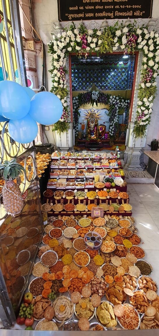 આ મંદિર સાથે બીજી પણ એક વાર્તા જોડાયેલી છે. આ મંદિરમાં ભગવાનને પ્રસાદીમાં ધરાવવામાં આવતી સુખડી સાથે આ વાર્તા જોડાયેલી છે. સુખડીની પ્રસાદીમાં એક વાર ઘી ખૂટતા મંદિરના સ્થાપક મોતીવનજી મહારાજે બાજુની વાવનું પાણી ઘી તરીકે ઉપયોગમાં લેવાનું સુચન કર્યું અને એના પ્રતાપે આજ દિન સુધી મંદિરની બાજુની વાવમાંના પાણી પર કાયમ માટે ઘી તરતું જોવા મળે છે. આ મંદિર સાથે બીજી પણ એક વાર્તા જોડાયેલી છે. આ મંદિરમાં ભગવાનને પ્રસાદીમાં ધરાવવામાં આવતી સુખડી સાથે આ વાર્તા જોડાયેલી છે. સુખડીની પ્રસાદીમાં એક વાર ઘી ખૂટતા મંદિરના સ્થાપક મોતીવનજી મહારાજે બાજુની વાવનું પાણી ઘી તરીકે ઉપયોગમાં લેવાનું સુચન કર્યું અને એના પ્રતાપે આજ દિન સુધી મંદિરની બાજુની વાવમાંના પાણી પર કાયમ માટે ઘી તરતું જોવા મળે છે.