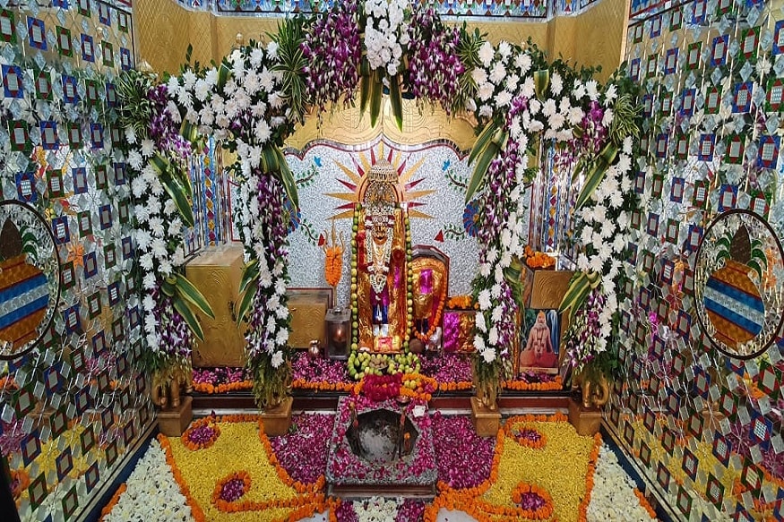આપને જાણીને નવાઇ લાગશે કે, આ સિદ્ધ મંદિરે દરરોજ હજારો લોકો કાલ ભૈરવ દાદાની કૃપા મેળવવા માટે આવે છે. અહીં નવરાત્રીની આઠમનું પણ આગવું મહત્વ છે. તો કાલ ભૈરવ જયંતીના દિને પણ અહી સુખડી ચડાવવાનું શુભ માનવામાં આવે છે. આપને જાણીને નવાઇ લાગશે કે, આ સિદ્ધ મંદિરે દરરોજ હજારો લોકો કાલ ભૈરવ દાદાની કૃપા મેળવવા માટે આવે છે. અહીં નવરાત્રીની આઠમનું પણ આગવું મહત્વ છે. તો કાલ ભૈરવ જયંતીના દિને પણ અહી સુખડી ચડાવવાનું શુભ માનવામાં આવે છે.