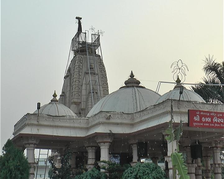 આજે પણ ગામલોકો કોઈ પણ શુભ પ્રસંગ હોય કે પછી તેઓ ક્યાય પણ જતા હોય કાલ ભૈરવ દાદાના દર્શન કરીને જ ગામની બહાર પગ મુકે છે. દર રવિવાર અને મંગળવારે આ મંદિરમાં ભક્તોની ભારે ભીડ જોવા મળે છે. આજે પણ ગામલોકો કોઈ પણ શુભ પ્રસંગ હોય કે પછી તેઓ ક્યાય પણ જતા હોય કાલ ભૈરવ દાદાના દર્શન કરીને જ ગામની બહાર પગ મુકે છે. દર રવિવાર અને મંગળવારે આ મંદિરમાં ભક્તોની ભારે ભીડ જોવા મળે છે.