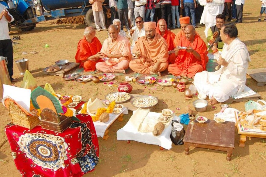 વડતાલ તાબાનાં અંબાવ હામનાં સુખીની મુવાડીમાં ખાનગી ટ્રસ્ટ સ્થાપી ગોરખધંધા કરનાર રાધારમણ સ્વામી અંગે ટેમ્પલ બોર્ડે હાથ ઉંચા કરી દીધા છે. પરંતુ વડતાલ મંદિરે ચૂંટણી સમયે તેમના તમામ સંતોની યાદી જાહેર કરી હતી. જેમાં કૃષ્ણચરણદાસજીના સેવક તરીકે 122માં ક્રમે રાધારમણદાસજીનો ઉલ્લેખ કરાયો છે. (વડતાલ મંદિરની ઓફિશિયલ વેબસાઇટની પરથી લીધેલી તસવીર) વડતાલ તાબાનાં અંબાવ હામનાં સુખીની મુવાડીમાં ખાનગી ટ્રસ્ટ સ્થાપી ગોરખધંધા કરનાર રાધારમણ સ્વામી અંગે ટેમ્પલ બોર્ડે હાથ ઉંચા કરી દીધા છે. પરંતુ વડતાલ મંદિરે ચૂંટણી સમયે તેમના તમામ સંતોની યાદી જાહેર કરી હતી. જેમાં કૃષ્ણચરણદાસજીના સેવક તરીકે 122માં ક્રમે રાધારમણદાસજીનો ઉલ્લેખ કરાયો છે. (વડતાલ મંદિરની ઓફિશિયલ વેબસાઇટની પરથી લીધેલી તસવીર)