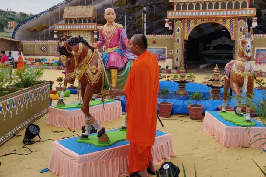 મણિનગર શ્રી સ્વામિનારાયણ ગાદી સંસ્થાન શ્રી સ્વામિનારાયણ ગાદીના આચાર્ય પુરુષોત્તમપ્રિયદાસજી સ્વામીજી મહારાજના અધ્યક્ષ પદે ઉજવે છે શ્રી સ્વામિનારાયણ ભગવાન - શ્રી મુખવાણી વચનામૃત દ્વિશતાબ્દી મહોત્સવ તથા શ્રીજી સ્વયંમૂર્તિ અબજીબાપાશ્રી શતામૃત મહોત્સવનું આયોજન કરવામાં આવ્યું છે. તારીખ ૫-૧૧-૨૦૧૯ને મંગળવારથી તારીખ ૯-૧૧-૨૦૧૯ને શનિવાર સુધી આ મહોત્સવ ભુજના વૃષપુર ખાતે યોજાશે. મણિનગર શ્રી સ્વામિનારાયણ ગાદી સંસ્થાન શ્રી સ્વામિનારાયણ ગાદીના આચાર્ય પુરુષોત્તમપ્રિયદાસજી સ્વામીજી મહારાજના અધ્યક્ષ પદે ઉજવે છે શ્રી સ્વામિનારાયણ ભગવાન - શ્રી મુખવાણી વચનામૃત દ્વિશતાબ્દી મહોત્સવ તથા શ્રીજી સ્વયંમૂર્તિ અબજીબાપાશ્રી શતામૃત મહોત્સવનું આયોજન કરવામાં આવ્યું છે. તારીખ ૫-૧૧-૨૦૧૯ને મંગળવારથી તારીખ ૯-૧૧-૨૦૧૯ને શનિવાર સુધી આ મહોત્સવ ભુજના વૃષપુર ખાતે યોજાશે.