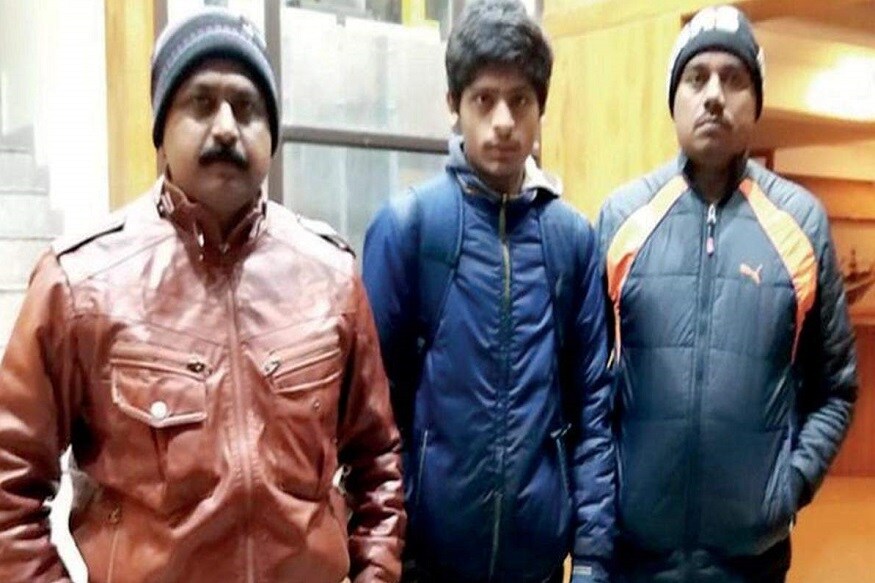 ન્યૂઝ18ગુજરાતી : વડોદરા (Vadodara) પાસે આવેલા પાદરામાં (Padra) તેલના હોલસેલ વેપારીનો એકનો એક પુત્ર દ્વારકેશ ઠક્કર (Dwarkesh Thakkar) તા.14 ઓક્ટોબરથી ઘરેથી જતો રહ્યો હતો. જે બાદ પાદરા પોલીસે તેને સિમલાથી શોધી કાઢયો હતો. દ્વારકેશને મહિન્દ્રા ગ્રૂપના આનંદ મહિન્દ્રાએ તેમની Mahindra Rise કંપનીમાં ઇન્ટર્નશીપ માટેની ઓફર આપી છે. આ અંગે આનંદ મહિન્દ્રાએ ટ્વિટ કરીને લખ્યું હતું કે, આ યુવક ભવિષ્યમાં સફળ અને સ્વતંત્ર ઑન્ટ્રપ્રનર બની શકે છે. ન્યૂઝ18ગુજરાતી : વડોદરા (Vadodara) પાસે આવેલા પાદરામાં (Padra) તેલના હોલસેલ વેપારીનો એકનો એક પુત્ર દ્વારકેશ ઠક્કર (Dwarkesh Thakkar) તા.14 ઓક્ટોબરથી ઘરેથી જતો રહ્યો હતો. જે બાદ પાદરા પોલીસે તેને સિમલાથી શોધી કાઢયો હતો. દ્વારકેશને મહિન્દ્રા ગ્રૂપના આનંદ મહિન્દ્રાએ તેમની Mahindra Rise કંપનીમાં ઇન્ટર્નશીપ માટેની ઓફર આપી છે. આ અંગે આનંદ મહિન્દ્રાએ ટ્વિટ કરીને લખ્યું હતું કે, આ યુવક ભવિષ્યમાં સફળ અને સ્વતંત્ર ઑન્ટ્રપ્રનર બની શકે છે.