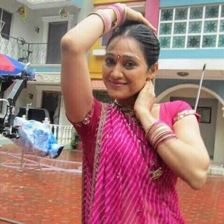 આ સપનાં બાદ જેઠાલાલ વિચારે છે કે આ સમયે જેઠાલાલને લાગે છે કે તેની દેખભાળ વાળું કોઇ જોઇએ. જો આ સવારનું સપનું સાચુ થઇ જાય તો દર્શકો ફરી એક વખત દયાબેનને શૉમાં જોઇ શકશે. ફેન્સનું કહેવું છે કે, આ દયાની વાપસીની સ્ક્રિપ્ટ હોઇ શકે. અથવા તો તેને ચેતવણી હોઇ શકે કે હવે તે પાછી નહીં આવે તો તેની જગ્યાએ કોઇ બીજાને લઇ લેવામાં આવશે. વેલ આપને જણાવી દઇએ કે દયાનાં ગયા બાદ શૉની ટીઆરપીને ઘણો અસર થયો છે. આ સપનાં બાદ જેઠાલાલ વિચારે છે કે આ સમયે જેઠાલાલને લાગે છે કે તેની દેખભાળ વાળું કોઇ જોઇએ. જો આ સવારનું સપનું સાચુ થઇ જાય તો દર્શકો ફરી એક વખત દયાબેનને શૉમાં જોઇ શકશે. ફેન્સનું કહેવું છે કે, આ દયાની વાપસીની સ્ક્રિપ્ટ હોઇ શકે. અથવા તો તેને ચેતવણી હોઇ શકે કે હવે તે પાછી નહીં આવે તો તેની જગ્યાએ કોઇ બીજાને લઇ લેવામાં આવશે. વેલ આપને જણાવી દઇએ કે દયાનાં ગયા બાદ શૉની ટીઆરપીને ઘણો અસર થયો છે.
