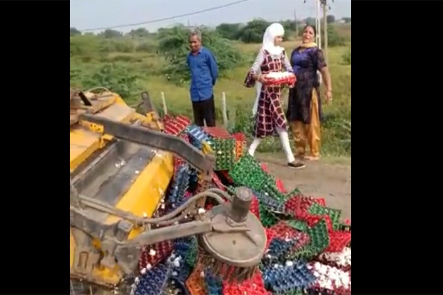 બીજી તરફ રસ્તા પર અકસ્માતની જાણ થતાં આસપાસના લોકો દોડી આવ્યા હતા. રસ્તા પર ઇંડા ભરેલી ટ્રે જોઈને લોકોએ રીતસર લૂંટ ચલાવી હતી. બીજી તરફ રસ્તા પર અકસ્માતની જાણ થતાં આસપાસના લોકો દોડી આવ્યા હતા. રસ્તા પર ઇંડા ભરેલી ટ્રે જોઈને લોકોએ રીતસર લૂંટ ચલાવી હતી.