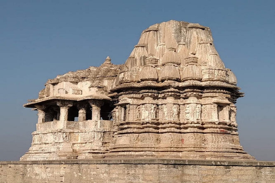 દેવભુમિ દ્વારકા જીલ્લાના કલ્યાણપુર તાલુકામાં દરિયાકાંઠે આવેલા કોયલા ડુંગર પર મા હરસિદ્ધીનું પૌરાણિક મંદિર છે. આ કોયલા ડુંગરની તળેટીમાં હરસિદ્ધ આશ્રમના નવ નિર્માણ માટે ભક્તોએ ખોબલેને ખોબલે દાનનો ધોધ વહાવી માત્ર એક જ દિવસમાં એક કરોડ રૂપિયાથી વધારે દાનની સરવાણી કરી દીધી છે. દેવભુમિ દ્વારકા જીલ્લાના કલ્યાણપુર તાલુકામાં દરિયાકાંઠે આવેલા કોયલા ડુંગર પર મા હરસિદ્ધીનું પૌરાણિક મંદિર છે. આ કોયલા ડુંગરની તળેટીમાં હરસિદ્ધ આશ્રમના નવ નિર્માણ માટે ભક્તોએ ખોબલેને ખોબલે દાનનો ધોધ વહાવી માત્ર એક જ દિવસમાં એક કરોડ રૂપિયાથી વધારે દાનની સરવાણી કરી દીધી છે.