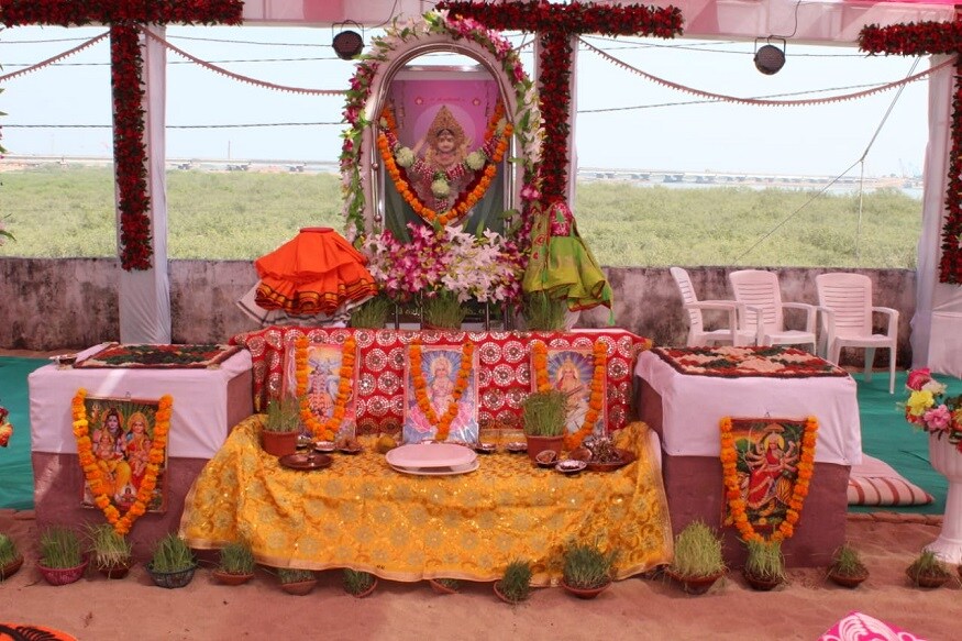 પ્રાપ્ત માહિતી અનુસાર, કલ્યાણપુર તાલુકાના ગાંધવી ગામ પાસે રમણીય દરિયાકાંઠે કોયલા ડુંગરની તળેટીમાં હરસિદ્ધ સેવા ટ્રસ્ટની નાની ધર્મશાળા આવલી છે. પરંતુ દિવસેને દિવસે મા હરસિદ્ધની કૃપા - આસ્થા ભક્તિમાં વધારો થતો રહેવાથી મોટી સંખ્યામાં ભક્તોનું ઘોડાપુર અહીં ઉમટી રહ્યું છે, જેને પગલે આ સ્થળ પર નાની ધર્મશાળાને તોડી ભવ્ય આશ્રમનું નિર્માણ કરવાનું આયોજન કરવામાં આવી રહ્યું છે. પ્રાપ્ત માહિતી અનુસાર, કલ્યાણપુર તાલુકાના ગાંધવી ગામ પાસે રમણીય દરિયાકાંઠે કોયલા ડુંગરની તળેટીમાં હરસિદ્ધ સેવા ટ્રસ્ટની નાની ધર્મશાળા આવલી છે. પરંતુ દિવસેને દિવસે મા હરસિદ્ધની કૃપા - આસ્થા ભક્તિમાં વધારો થતો રહેવાથી મોટી સંખ્યામાં ભક્તોનું ઘોડાપુર અહીં ઉમટી રહ્યું છે, જેને પગલે આ સ્થળ પર નાની ધર્મશાળાને તોડી ભવ્ય આશ્રમનું નિર્માણ કરવાનું આયોજન કરવામાં આવી રહ્યું છે.