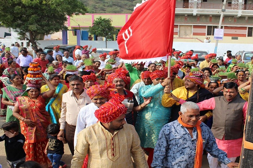 આ ધાર્મિક પ્રસંગમાં મોટી સંખ્યામાં ભાવિ ભક્તોની સાથે સાંસદ સભ્ય રમેશભાઈ ધડુક, ધારાસભ્ય બાબુભાઈ બોખિરીયા, કાંતિભાઈ સોઢા, મુળુભાઈ બેરા સહિત સ્થાનિક આગેવાનો પણ ઉપસ્થિત રહ્યા હતા, અને માના આશિર્વાદ મેળવી ધન્યતા અનુભવી હતી. આ ધાર્મિક પ્રસંગમાં મોટી સંખ્યામાં ભાવિ ભક્તોની સાથે સાંસદ સભ્ય રમેશભાઈ ધડુક, ધારાસભ્ય બાબુભાઈ બોખિરીયા, કાંતિભાઈ સોઢા, મુળુભાઈ બેરા સહિત સ્થાનિક આગેવાનો પણ ઉપસ્થિત રહ્યા હતા, અને માના આશિર્વાદ મેળવી ધન્યતા અનુભવી હતી.