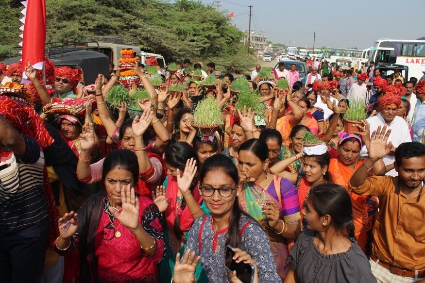 આ કાર્યક્રમ મુદ્દે માહિતી આપતા આશ્રમના ગાદિપતી વિશ્વાસભાઈ જાનીએ જણાવ્યું હતું કે, મા હરસિદ્ધની કૃપા અને ભક્તોના દાનની મદદથી અહીં દર્શન માટે આવતા ભક્તોને કોઈ પ્રકારની અવગડતા ન રહે તે માટે આધુનિક નવિન આશ્રમ તૈયાર કરવામાં આવશે. જેમાં ભક્તો માટે આધુનિક સુવિધાથી સજ્જ એસી રૂમો, ભોજન શાળા, સત્સંગ હોલ, યજ્ઞ શાળાની સ્થાપના કરવામાં આવશે, સાથે મા હરસિદ્ધીની અષ્ટભુજાધારી દિવ્ય પ્રતિમાની પણ સ્થાપના કરવામાં આવશે. આ કાર્યક્રમ મુદ્દે માહિતી આપતા આશ્રમના ગાદિપતી વિશ્વાસભાઈ જાનીએ જણાવ્યું હતું કે, મા હરસિદ્ધની કૃપા અને ભક્તોના દાનની મદદથી અહીં દર્શન માટે આવતા ભક્તોને કોઈ પ્રકારની અવગડતા ન રહે તે માટે આધુનિક નવિન આશ્રમ તૈયાર કરવામાં આવશે. જેમાં ભક્તો માટે આધુનિક સુવિધાથી સજ્જ એસી રૂમો, ભોજન શાળા, સત્સંગ હોલ, યજ્ઞ શાળાની સ્થાપના કરવામાં આવશે, સાથે મા હરસિદ્ધીની અષ્ટભુજાધારી દિવ્ય પ્રતિમાની પણ સ્થાપના કરવામાં આવશે.