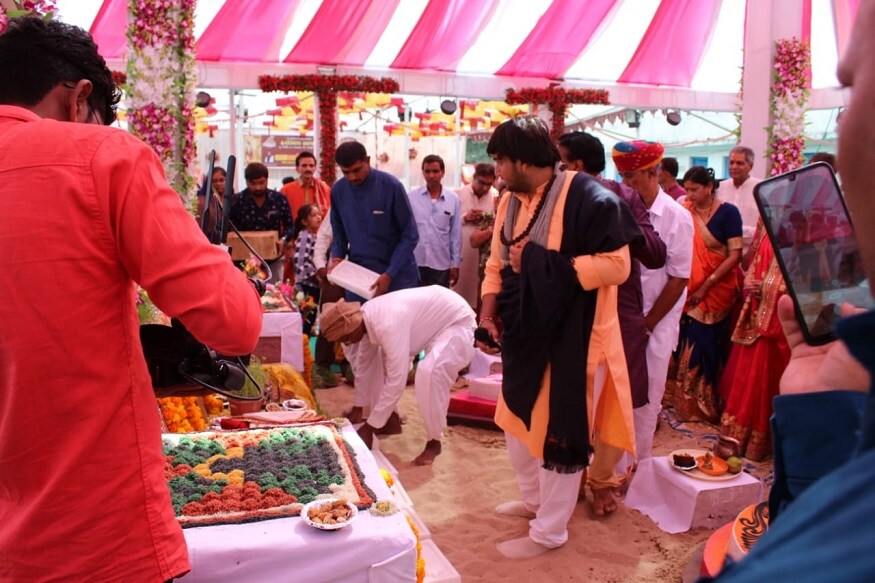 ગાદિપતિ વિશ્વાસભાઈએ કહ્યું કે, કોયલા ડુંગર તળેટી ખાતે નિર્માણ પામનાર હરસિદ્ધ આશ્રમ માટે ભક્તોએ ખોબલે ખોબલે દાન આપતા માત્ર એક દિવસમાં એક કરોડના દાનનો આંક વટી ગયો હતો. દાનનો અવિરત પ્રવાહ હજુ પણ ચાલુ જ છે, આ સિવાય મા હરસિદ્ધની કૃપાથી ભક્તો દ્વારા દાનની રકમ સમયાંતરે આપવામાં આવતી રહે છે, જે દાનની મદદથી ટુંક સમયમાં ભવ્ય આશ્રમ તૈયાર થશે. ગાદિપતિ વિશ્વાસભાઈએ કહ્યું કે, કોયલા ડુંગર તળેટી ખાતે નિર્માણ પામનાર હરસિદ્ધ આશ્રમ માટે ભક્તોએ ખોબલે ખોબલે દાન આપતા માત્ર એક દિવસમાં એક કરોડના દાનનો આંક વટી ગયો હતો. દાનનો અવિરત પ્રવાહ હજુ પણ ચાલુ જ છે, આ સિવાય મા હરસિદ્ધની કૃપાથી ભક્તો દ્વારા દાનની રકમ સમયાંતરે આપવામાં આવતી રહે છે, જે દાનની મદદથી ટુંક સમયમાં ભવ્ય આશ્રમ તૈયાર થશે.