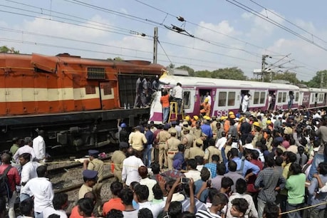 CCTV: બે ટ્રેનો સામસામે ટકરાતાં બોગીઓ હવામાં ઉછળી CCTV: બે ટ્રેનો સામસામે ટકરાતાં બોગીઓ હવામાં ઉછળી