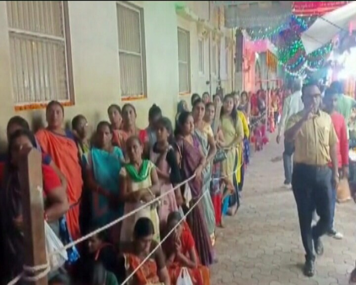આજે જલારામ જયંતિ નિમીત્તે સૌરાષ્ટ્રમાં ઠેકઠેકાણે શૌભા યાત્રા તેમજ પ્રસાદનું આયોજન થશે. જલિયાણ મંદિરોમાં ભક્તો વહેલી સવારથી જ કતાર લગાવી રહ્યા છે. સૌરાષ્ટ્રમાં જલિયાણ જયંતિ નિમીતે અનેક સેવા કાર્યક્રમો યોજાતા હોય છે ત્યારે આજે જલારામ બાપાની 220મી જન્મ જયંતિ નિમીતે લોક ડાયરા તેમજ ભોજન પ્રસાદના કાર્યક્રમો પણ થશે. આજે જલારામ જયંતિ નિમીત્તે સૌરાષ્ટ્રમાં ઠેકઠેકાણે શૌભા યાત્રા તેમજ પ્રસાદનું આયોજન થશે. જલિયાણ મંદિરોમાં ભક્તો વહેલી સવારથી જ કતાર લગાવી રહ્યા છે. સૌરાષ્ટ્રમાં જલિયાણ જયંતિ નિમીતે અનેક સેવા કાર્યક્રમો યોજાતા હોય છે ત્યારે આજે જલારામ બાપાની 220મી જન્મ જયંતિ નિમીતે લોક ડાયરા તેમજ ભોજન પ્રસાદના કાર્યક્રમો પણ થશે.
