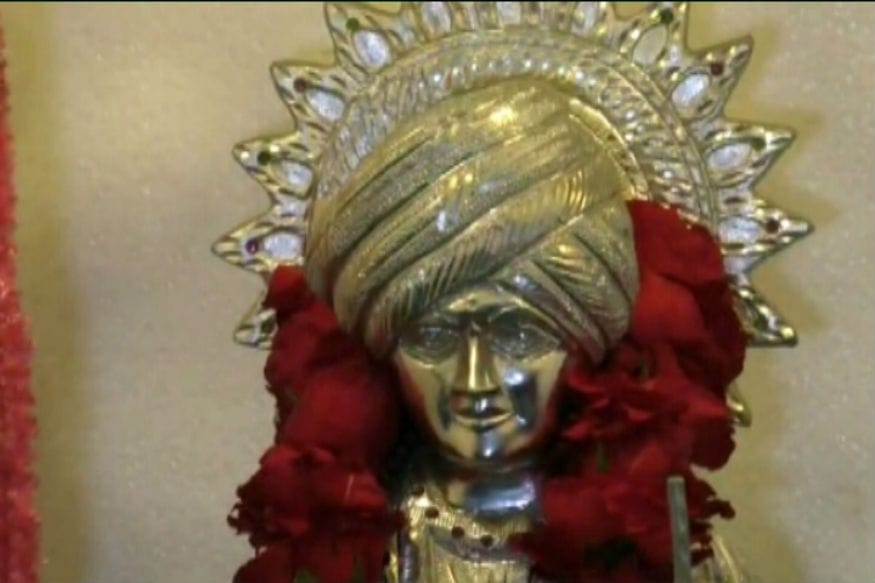 આજે સૌરાષ્ટ્રના વીરપુર ગામ ખાતે પૂજ્ય જલારામ બાપાની 220મી જયંતિ ઉજવાઈ રહી છે. સૌરાષ્ટ્ર અને ગુજરાતમાં ઠેકઠેકાણે ભક્તો બાપાના જન્મોત્સવને ઉજવી રહ્યા છે ત્યારે બાપાના સ્થાનક વીરપુરધામમાં ભાવિકોનું ઘોડાપૂર ઉમટ્યું છે. મોડી રાતથી જ લોકો વીરપુરની વાટે જોવા મળી રહ્યાં છે. આજે બાપાની જયંતિ નિમીત્તે મંદિર પ્રશાસન દ્વારા ભક્તો માટે વિશેષ વ્યવસ્થા કરાઈ છે. આજે સૌરાષ્ટ્રના વીરપુર ગામ ખાતે પૂજ્ય જલારામ બાપાની 220મી જયંતિ ઉજવાઈ રહી છે. સૌરાષ્ટ્ર અને ગુજરાતમાં ઠેકઠેકાણે ભક્તો બાપાના જન્મોત્સવને ઉજવી રહ્યા છે ત્યારે બાપાના સ્થાનક વીરપુરધામમાં ભાવિકોનું ઘોડાપૂર ઉમટ્યું છે. મોડી રાતથી જ લોકો વીરપુરની વાટે જોવા મળી રહ્યાં છે. આજે બાપાની જયંતિ નિમીત્તે મંદિર પ્રશાસન દ્વારા ભક્તો માટે વિશેષ વ્યવસ્થા કરાઈ છે.