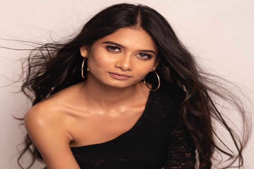 સૌંદર્યની સ્પર્ધામાં હવે ગુજ્જુ ગર્લ્સ (Gujju Girl) પણ કંઈ કમ નથી. ગુજ્જુ યુવતીઓ પણ ગુજરાત (Gujarat) અને પરિવારનું ગૌરવ વધારે છે. કેયા વાઝા આદિવાસી (trible area) અંતરિયાળ વિસ્તાર એવા અરવલ્લીના ભીલોડાના માંકરોડા ગામની યુવતી છે. આમ તો કેયા વાઝા ગામળાની યુવતી છે અને તેનું ભણતર પણ ભીલોડામાં જ થયું છે અને અમદાવાદ ખાતે બીએસસી પણ કરી ચૂકી છે. સૌંદર્યની સ્પર્ધામાં હવે ગુજ્જુ ગર્લ્સ (Gujju Girl) પણ કંઈ કમ નથી. ગુજ્જુ યુવતીઓ પણ ગુજરાત (Gujarat) અને પરિવારનું ગૌરવ વધારે છે. કેયા વાઝા આદિવાસી (trible area) અંતરિયાળ વિસ્તાર એવા અરવલ્લીના ભીલોડાના માંકરોડા ગામની યુવતી છે. આમ તો કેયા વાઝા ગામળાની યુવતી છે અને તેનું ભણતર પણ ભીલોડામાં જ થયું છે અને અમદાવાદ ખાતે બીએસસી પણ કરી ચૂકી છે.